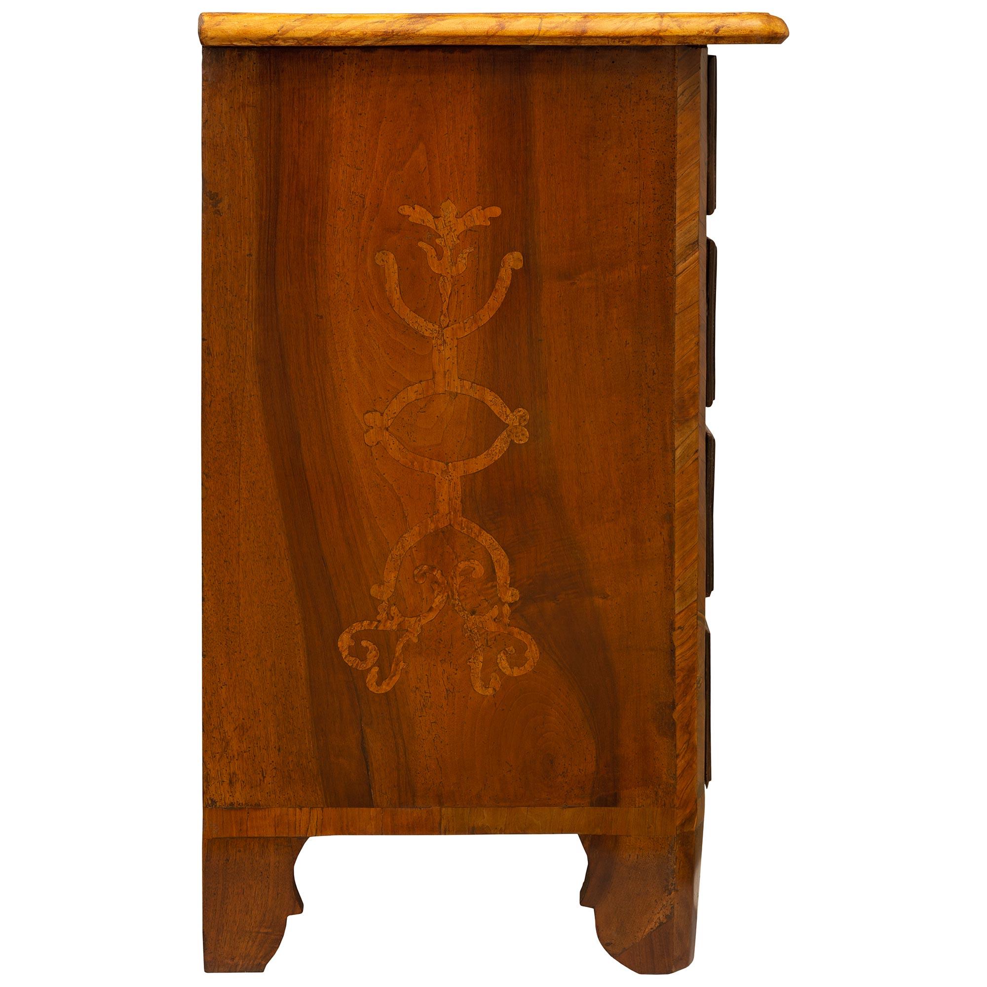 Fino al XVIII secolo Cassettone in legno di noce a quattro cassetti del primo Settecento italiano, periodo Luigi XIV in vendita