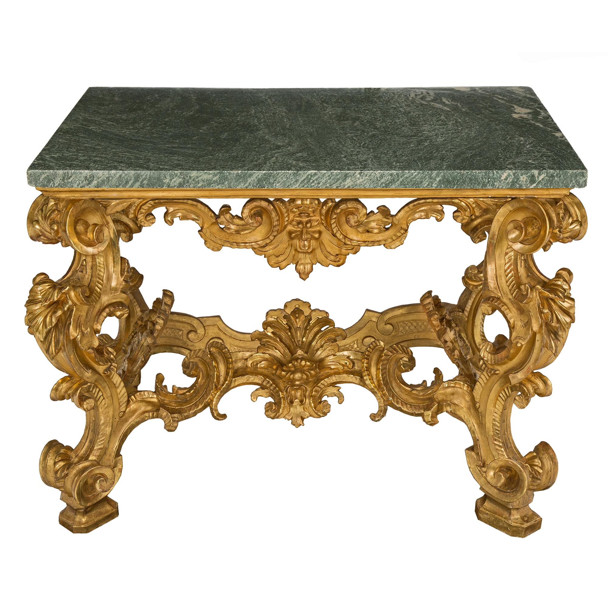 Sensationnelle et de grande qualité, cette console italienne de la fin du 17e siècle et du début du 18e siècle, d'époque Louis XIV, en bois doré et marbre, provient de Rome. Cette superbe console est surélevée par de beaux pieds carrés et