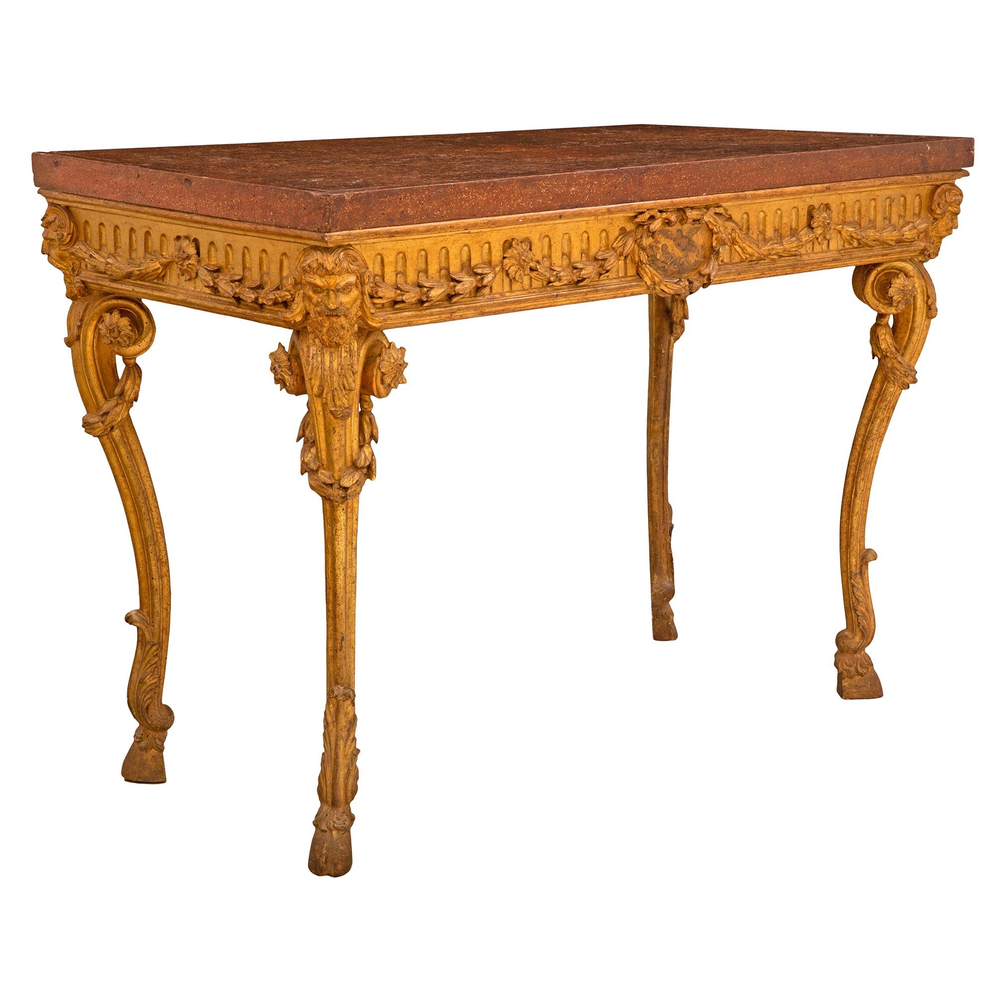 Patiné Console italienne du début du XVIIIe siècle en bois doré et faux marbre d'époque Louis XIV en vente