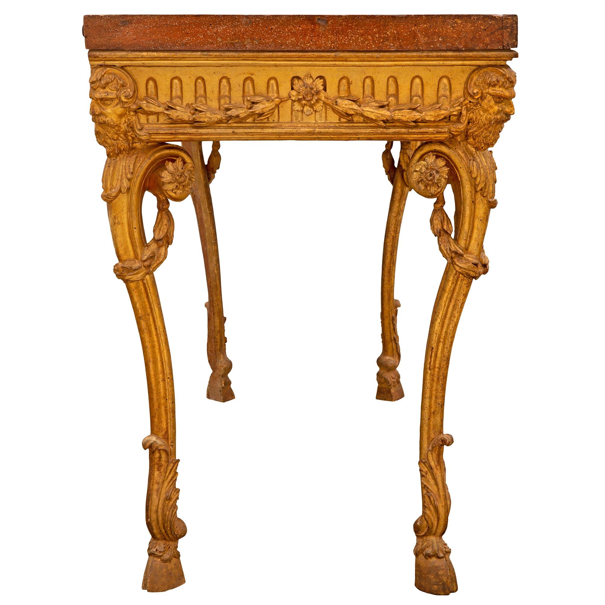 Console italienne du début du XVIIIe siècle en bois doré et faux marbre d'époque Louis XIV Bon état - En vente à West Palm Beach, FL