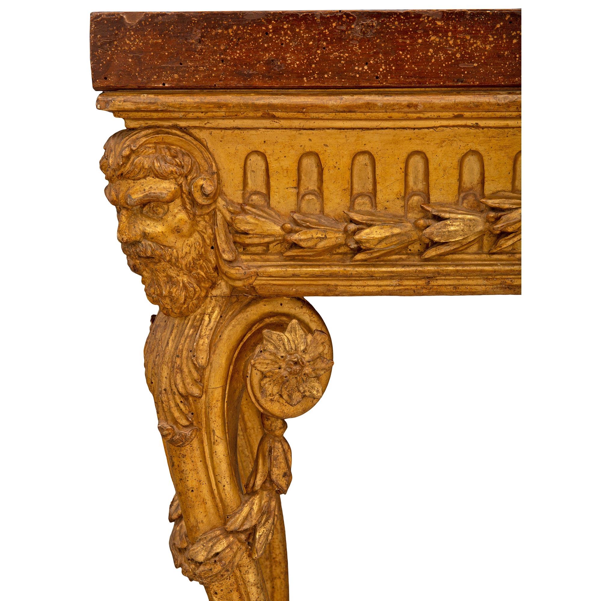 XVIIIe siècle et antérieur Console italienne du début du XVIIIe siècle en bois doré et faux marbre d'époque Louis XIV en vente