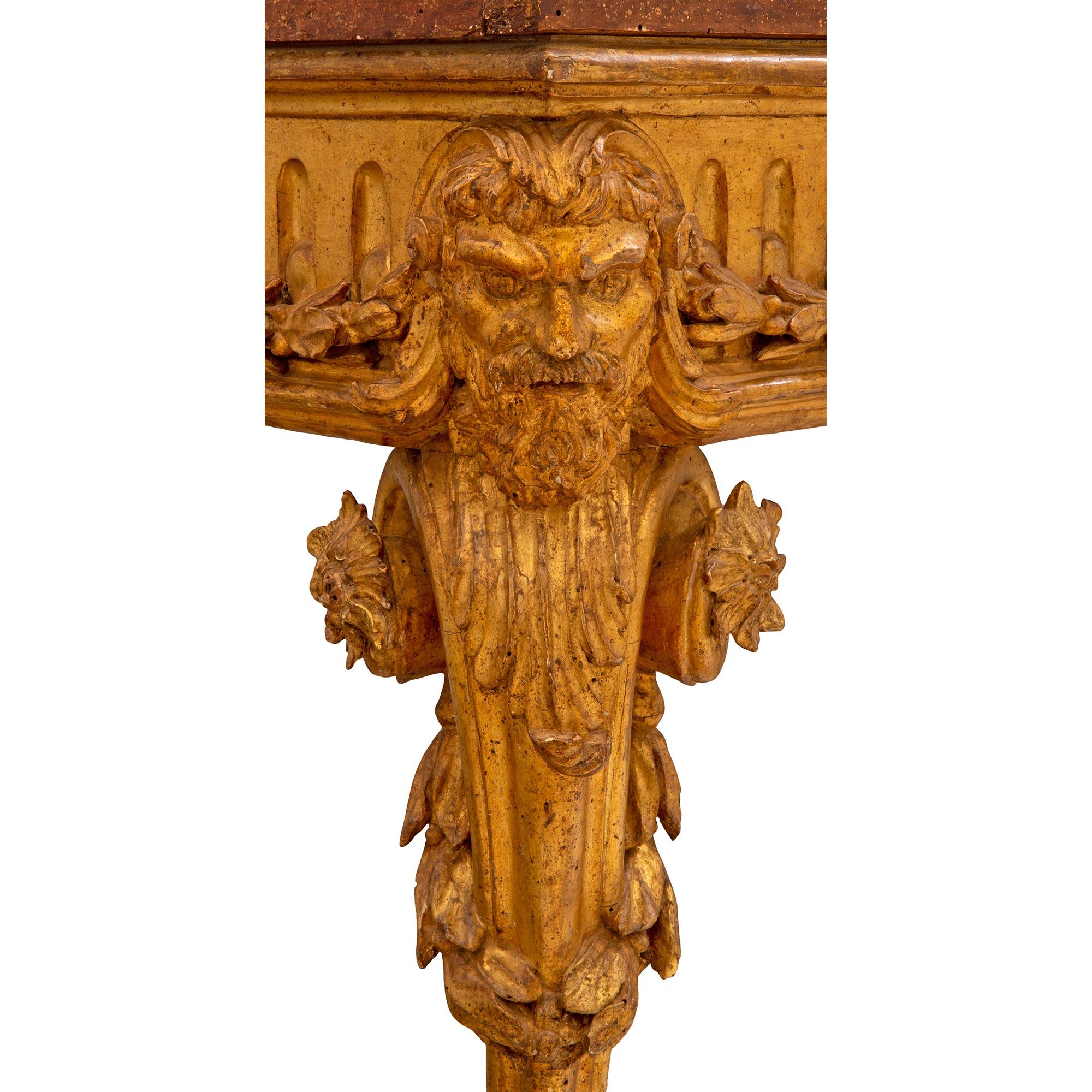 Console italienne du début du XVIIIe siècle en bois doré et faux marbre d'époque Louis XIV en vente 2