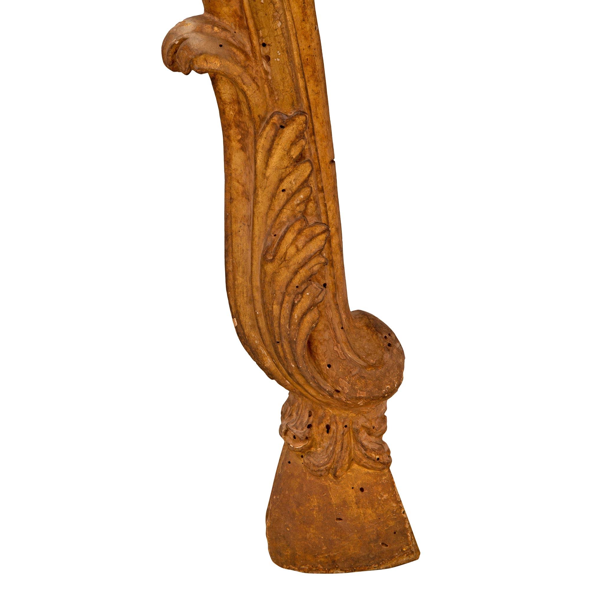 Italienische Konsole aus vergoldetem Holz und Kunstmarmor aus der Louis XIV.-Periode, frühes 18. Jahrhundert im Angebot 4