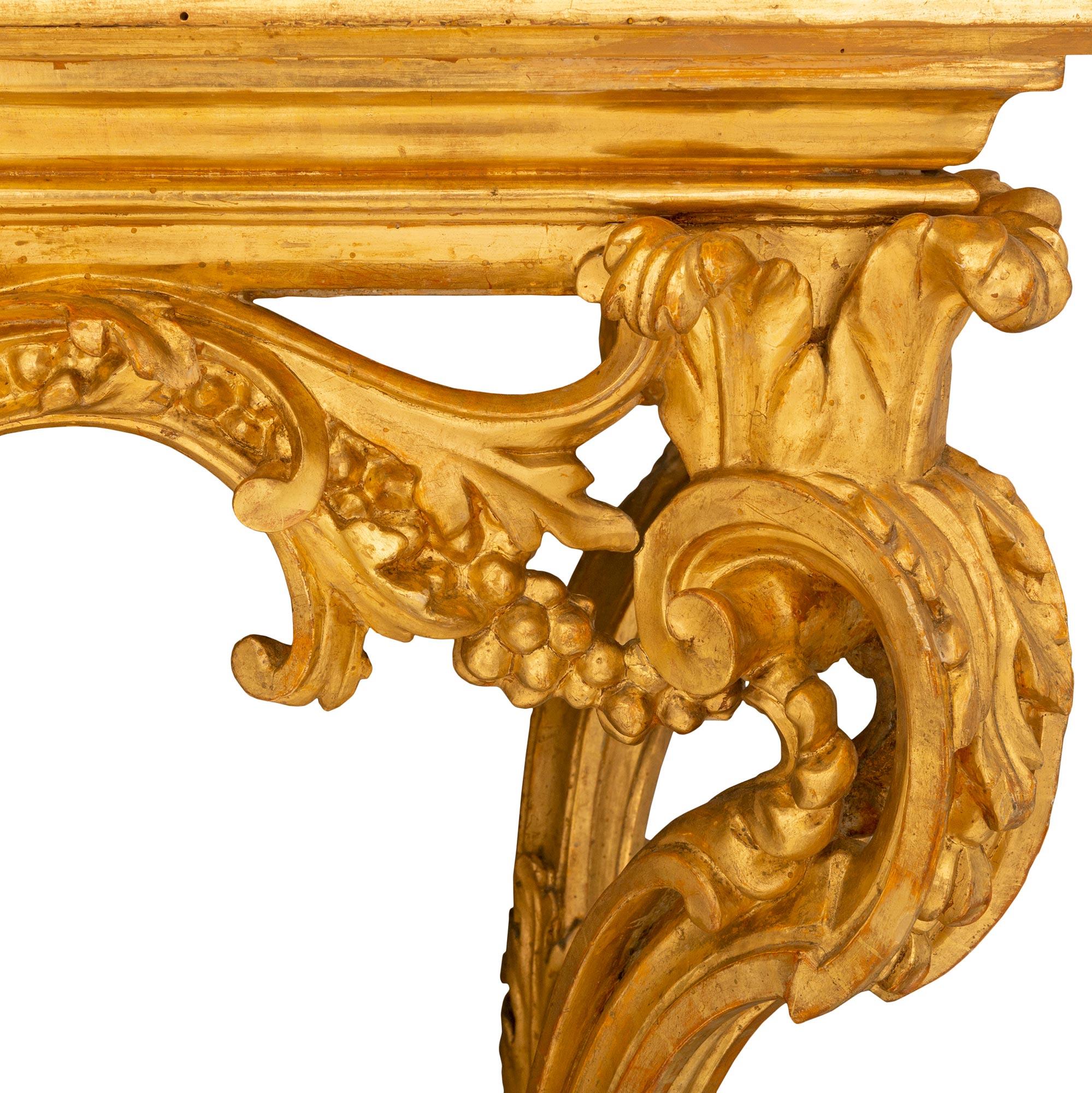 Italienische Konsole aus vergoldetem Holz und Marmor aus der Louis XIV.-Periode des frühen 18. Jahrhunderts im Angebot 1