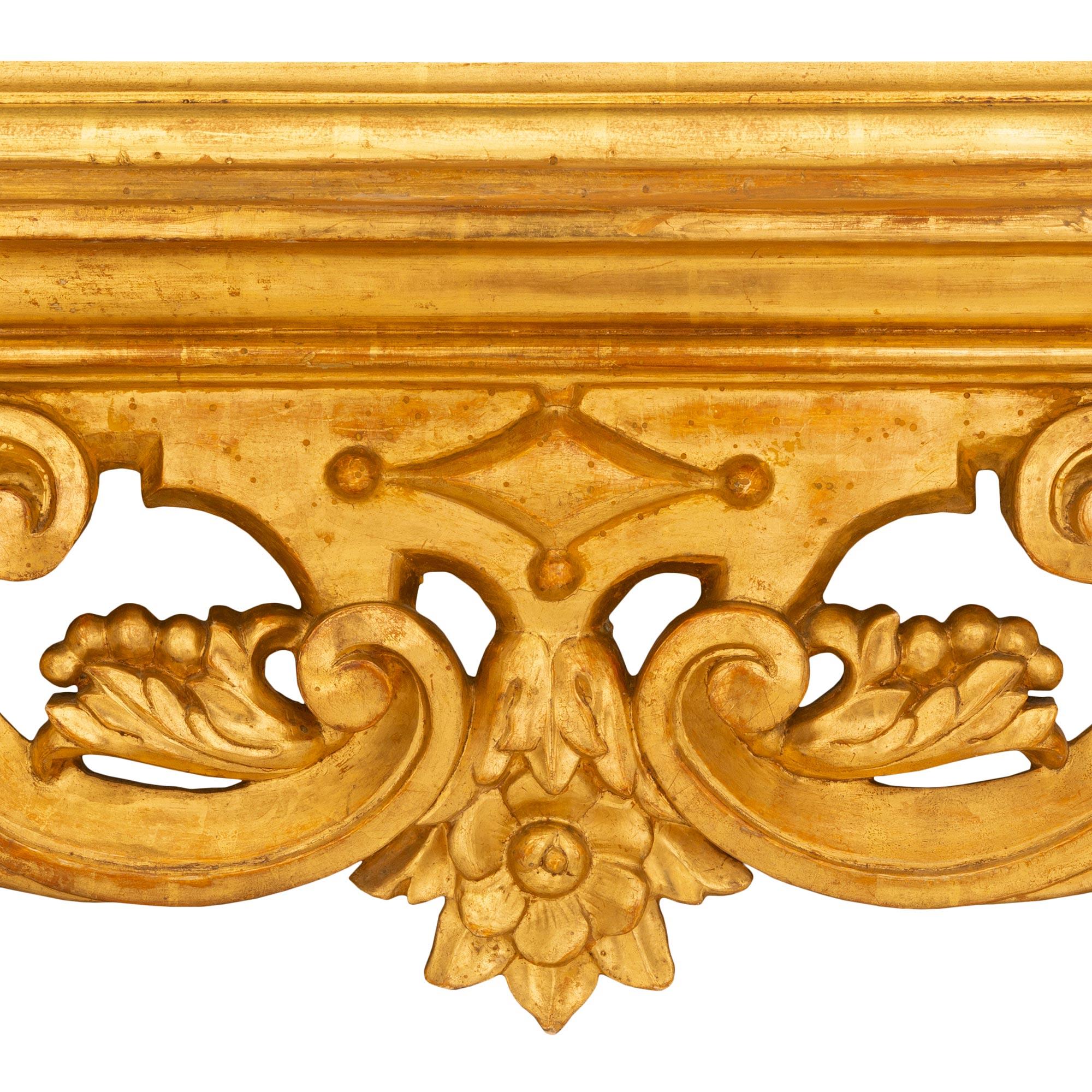 Console italienne du début du XVIIIe siècle d'époque Louis XIV en bois doré et marbre en vente 1