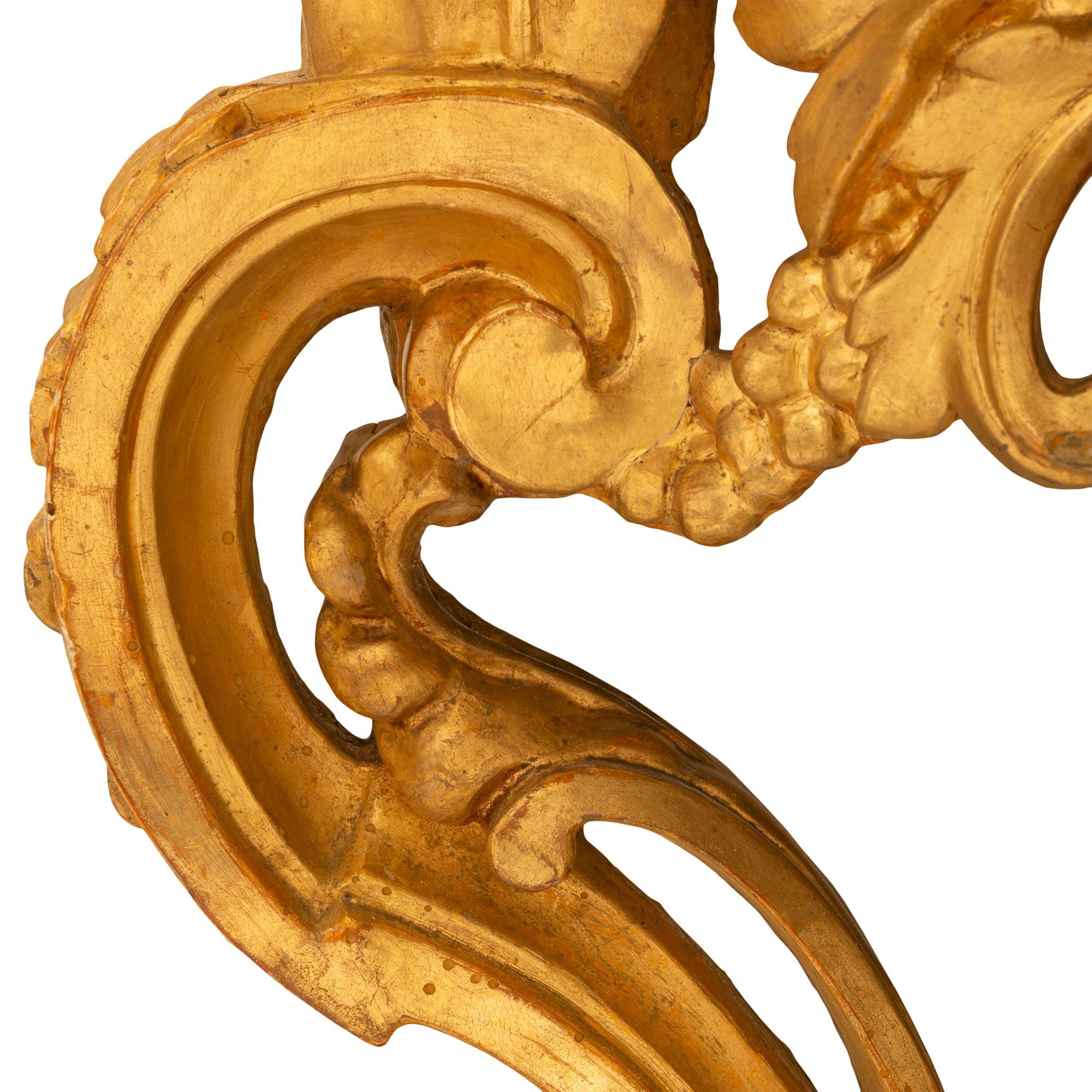 Italienische Konsole aus vergoldetem Holz und Marmor aus der Louis XIV.-Periode des frühen 18. Jahrhunderts im Angebot 3