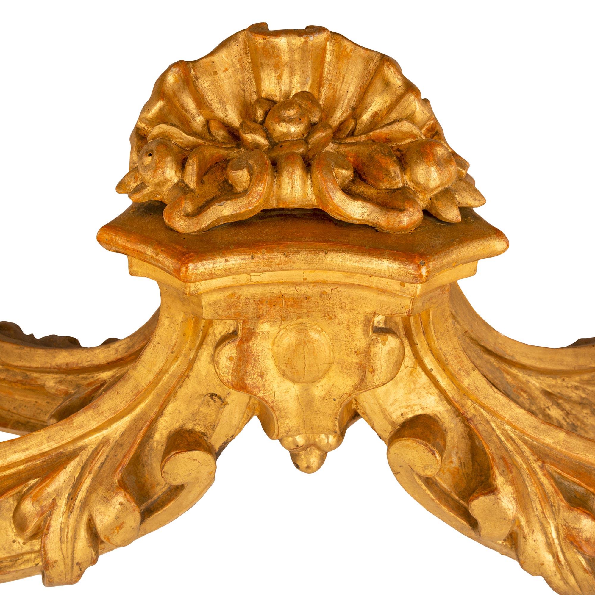 Console italienne du début du XVIIIe siècle d'époque Louis XIV en bois doré et marbre en vente 3