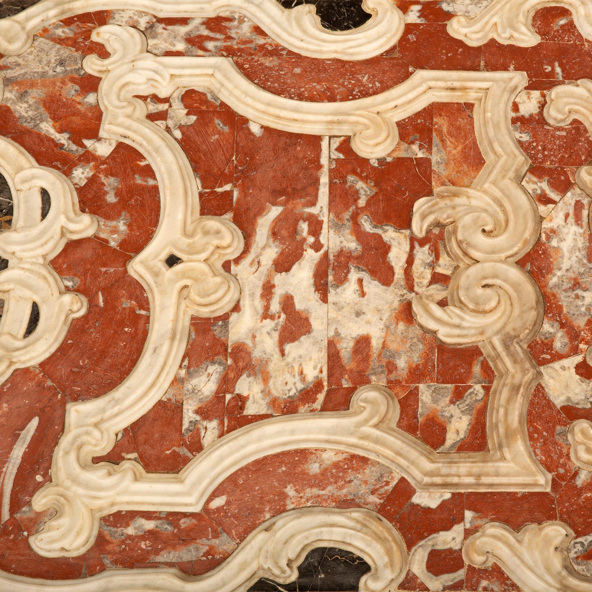 Table à café italienne en marbre d'époque Louis XIV du début du XVIIIe siècle en vente 1