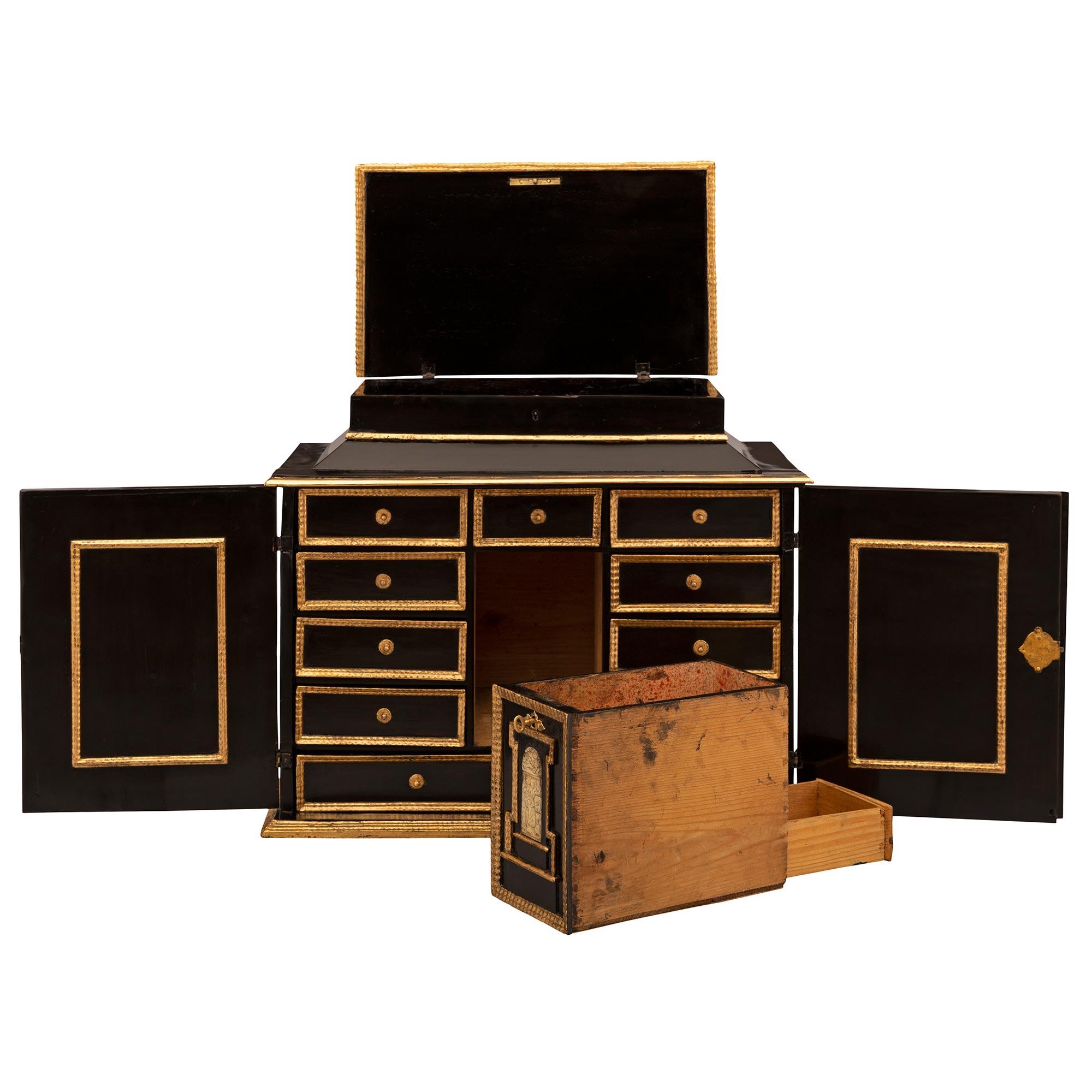 Cabinet de spécimens italien du début du 18e siècle, d'époque Louis XIV Bon état - En vente à West Palm Beach, FL