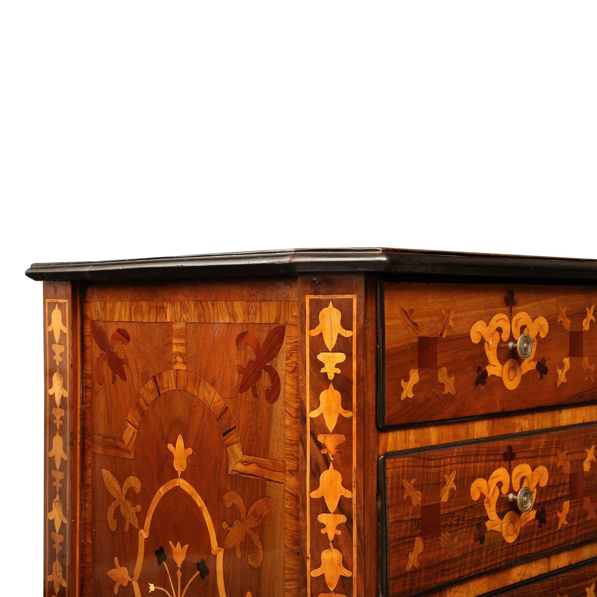 Italian Early 18th Century Louis XIV Period Walnut, 2-Door and 2-Drawer Commode For Sale 3