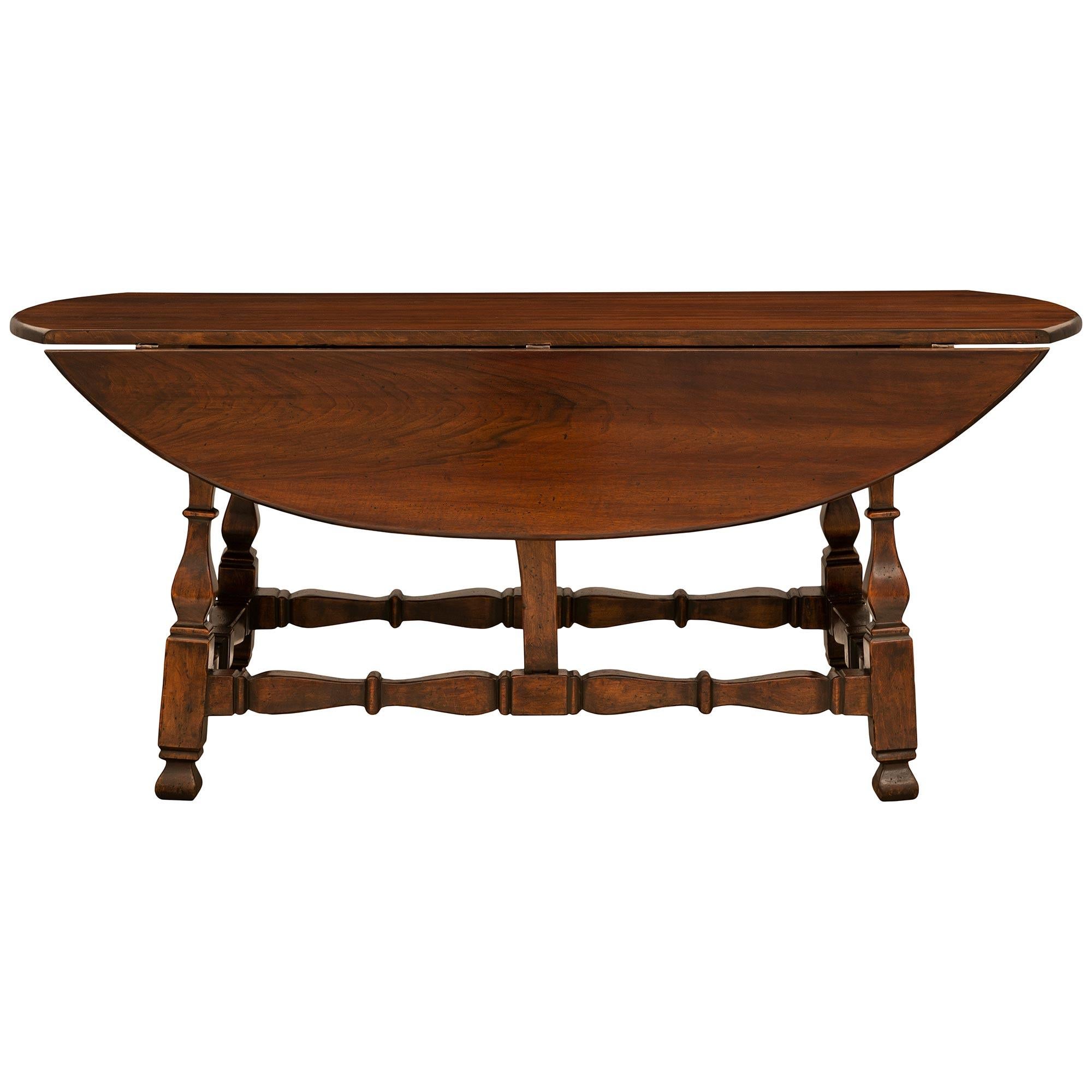 Italian Early 18th Century Tuscan St. Walnut Gateleg Dining Table In Good Condition For Sale In West Palm Beach, FL