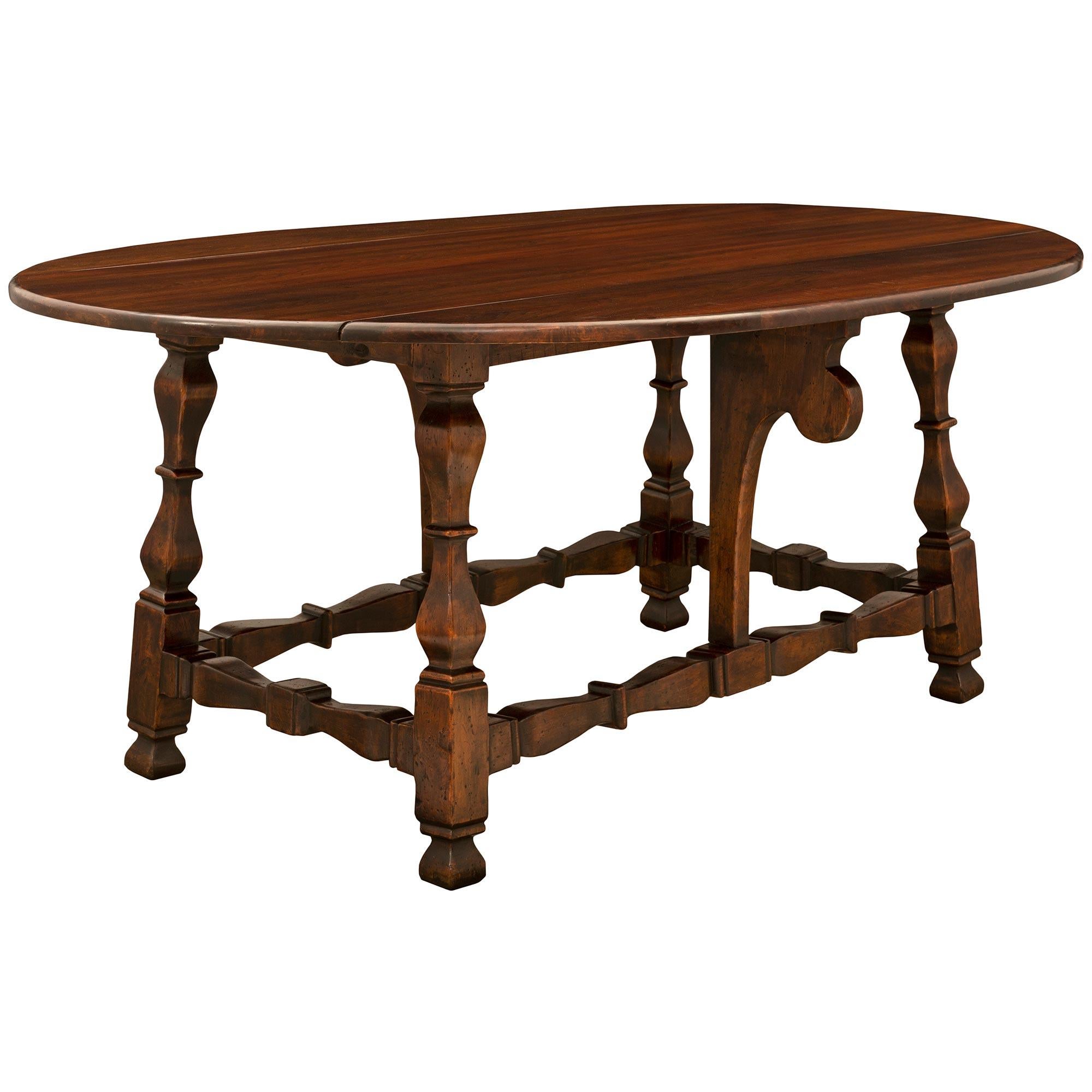 18th Century and Earlier Italian Early 18th Century Tuscan St. Walnut Gateleg Dining Table For Sale