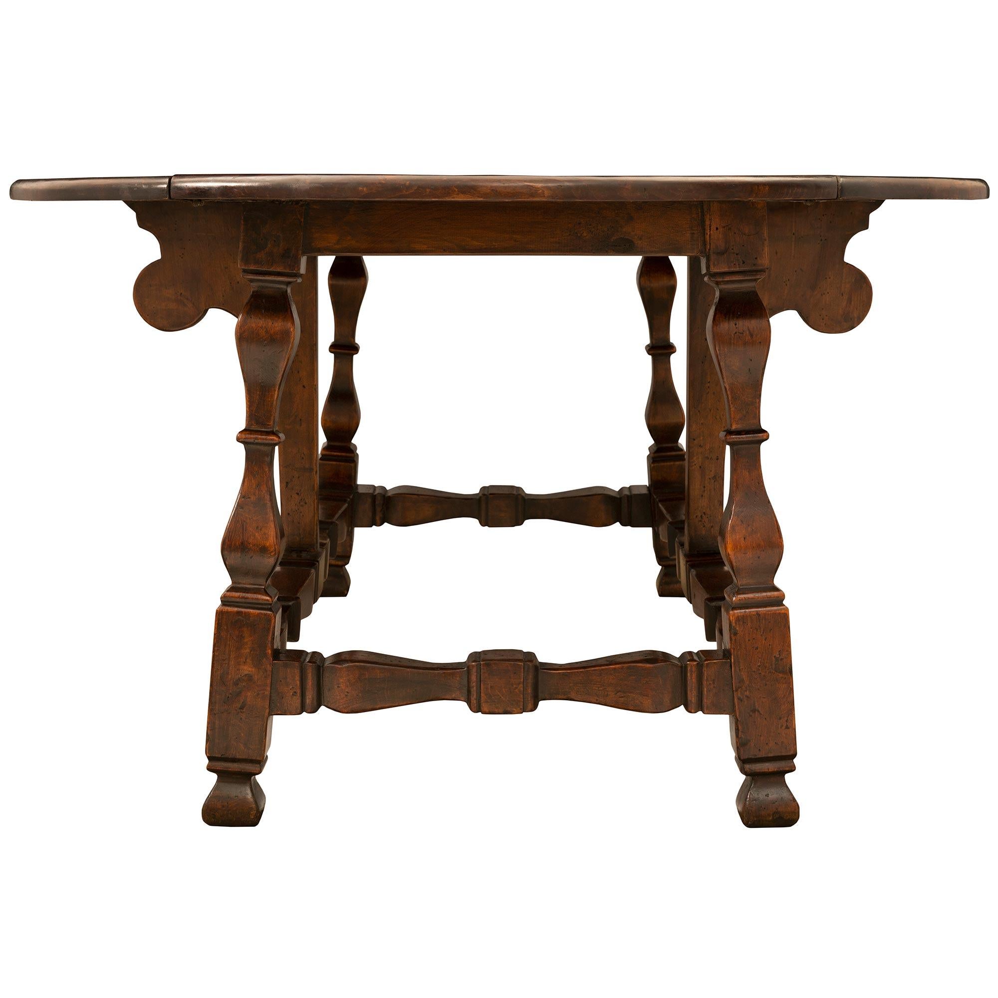 Italian Early 18th Century Tuscan St. Walnut Gateleg Dining Table For Sale 1