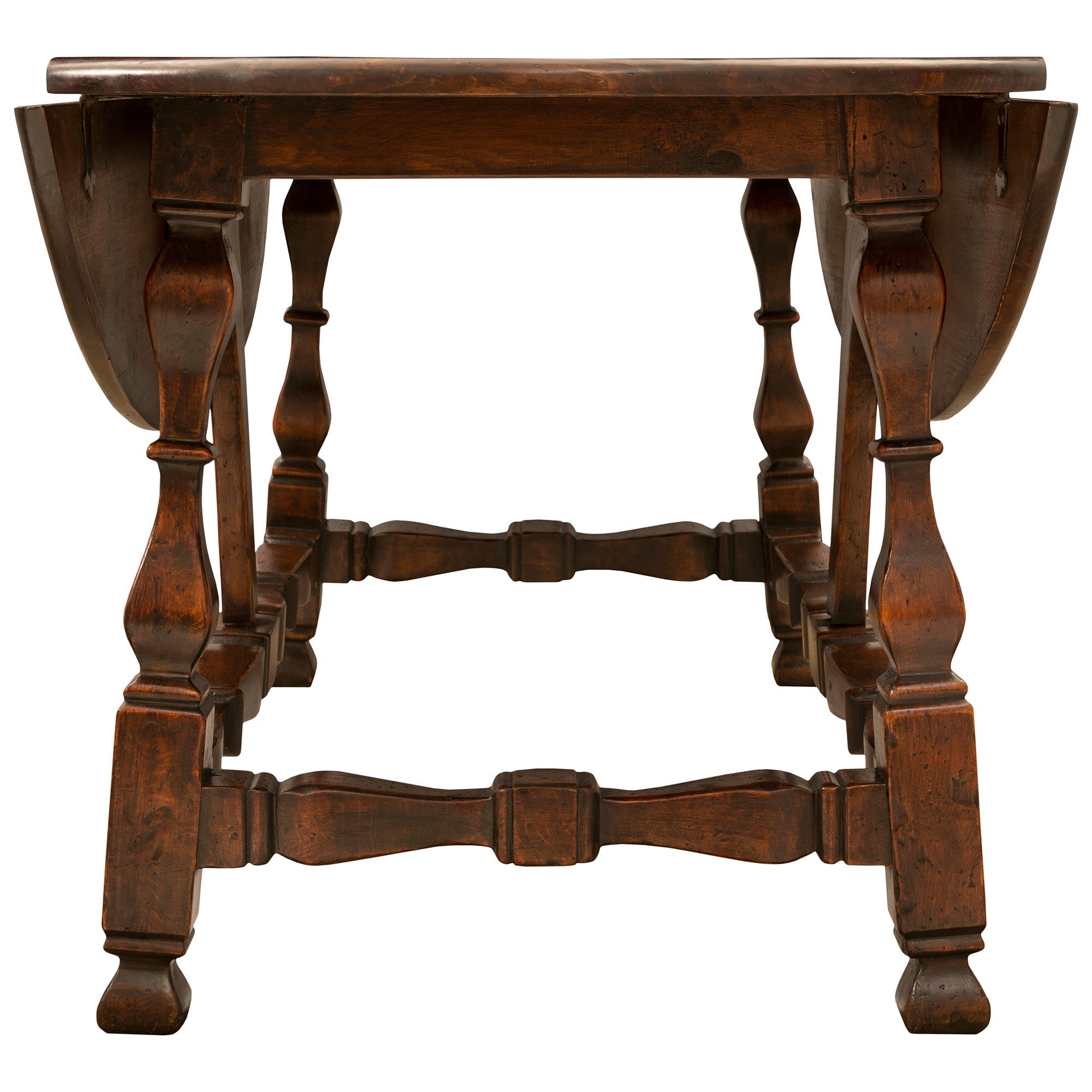 Italian Early 18th Century Tuscan St. Walnut Gateleg Dining Table For Sale 2