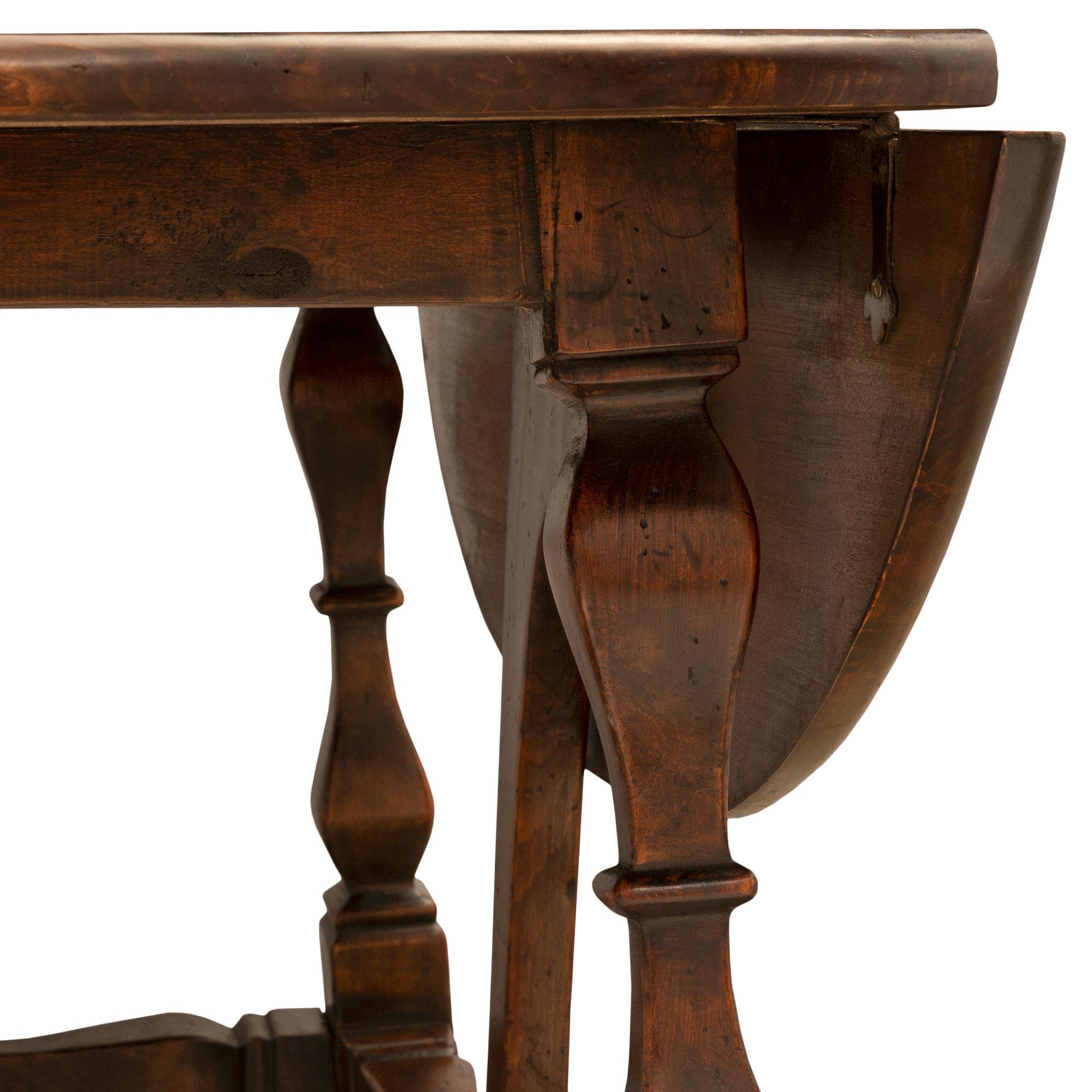 Italian Early 18th Century Tuscan St. Walnut Gateleg Dining Table For Sale 3