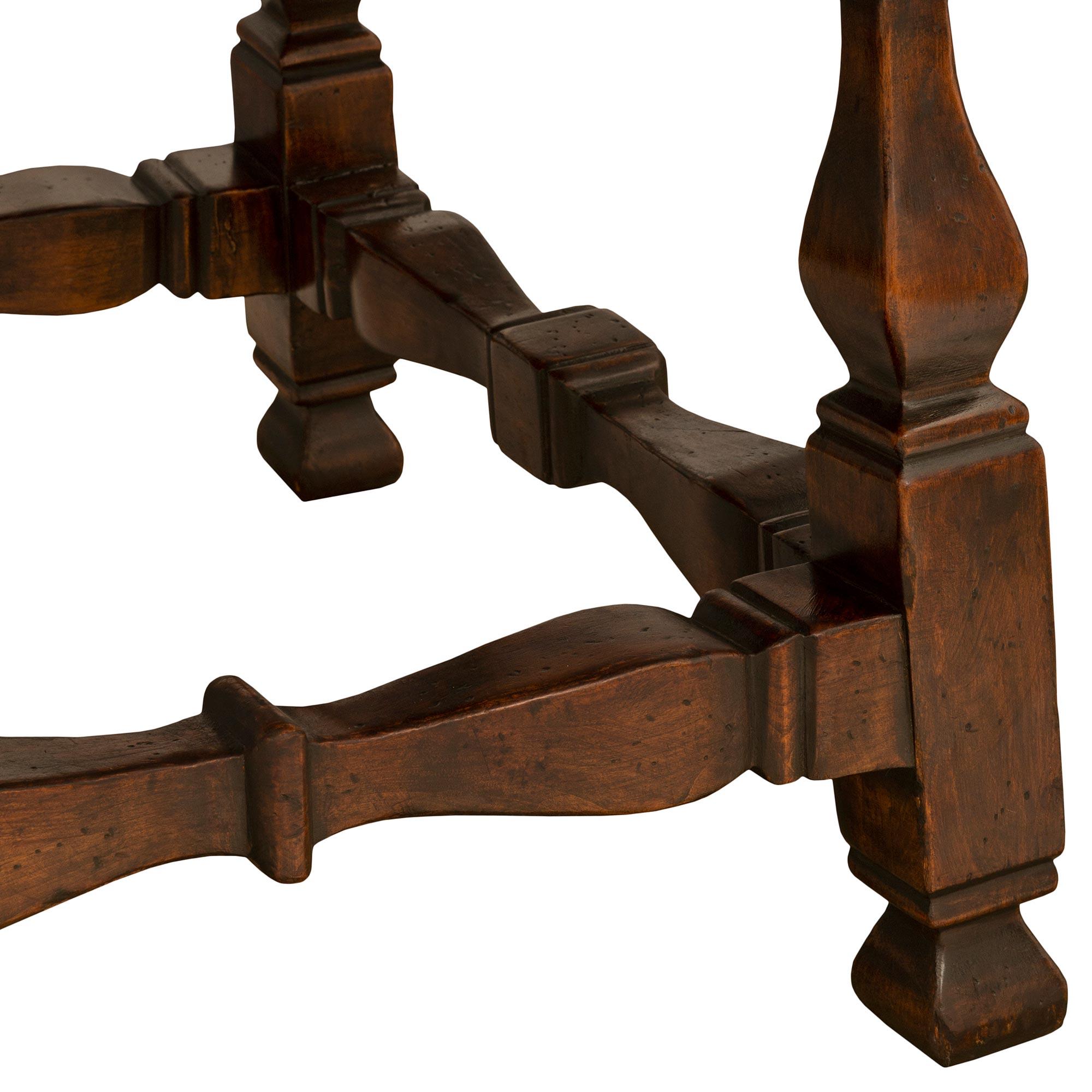 Italian Early 18th Century Tuscan St. Walnut Gateleg Dining Table For Sale 4