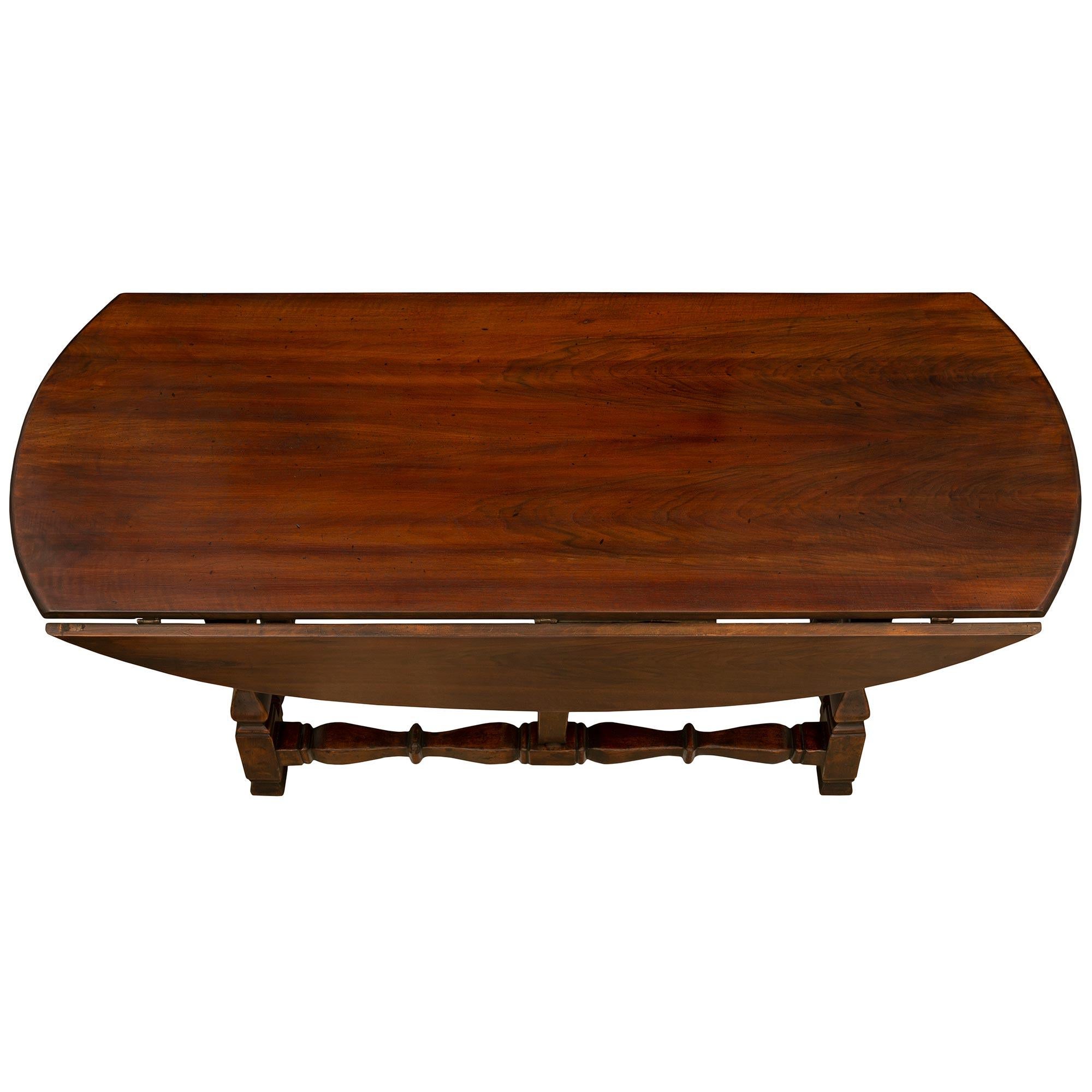 Italian Early 18th Century Tuscan St. Walnut Gateleg Dining Table For Sale 5