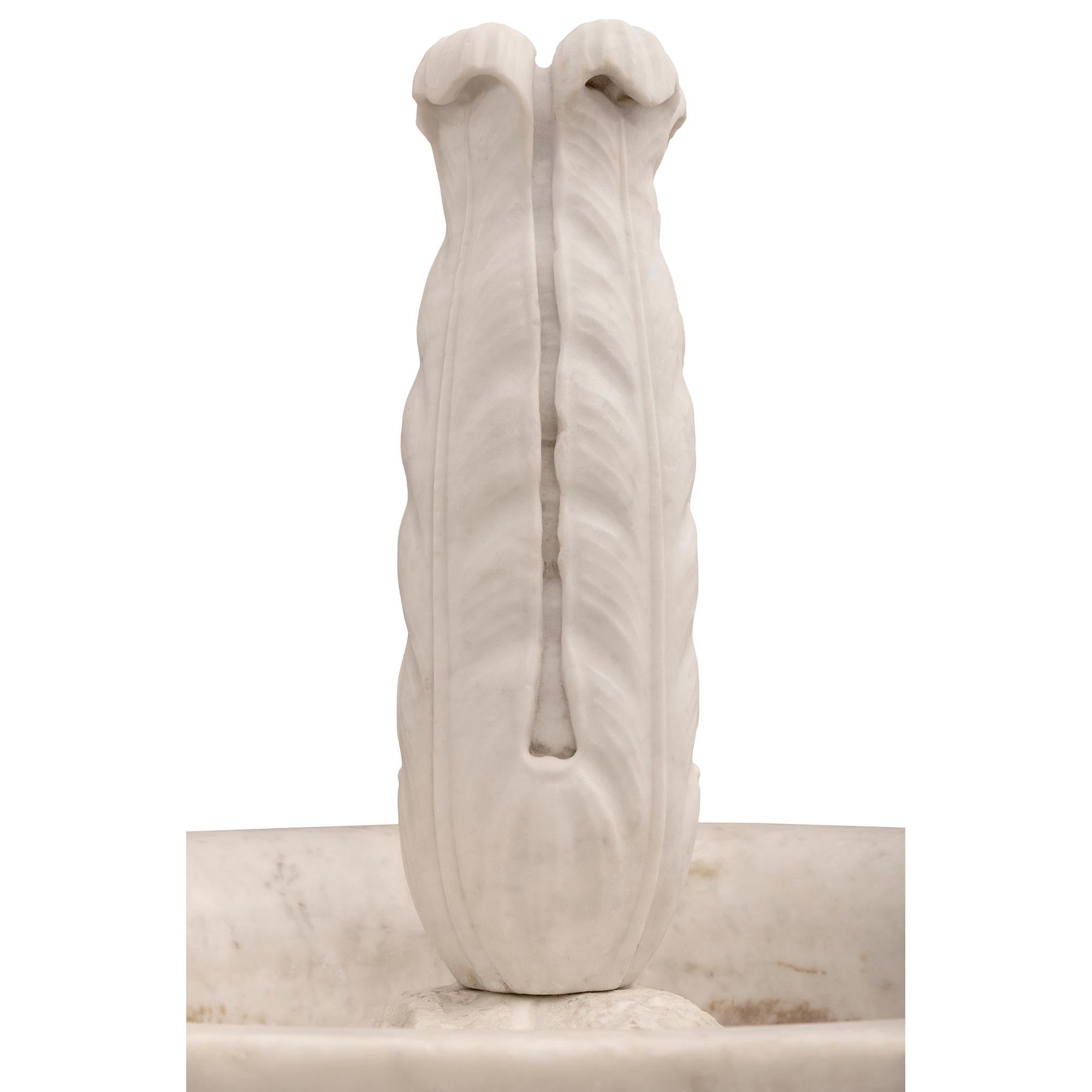 Fontaine italienne du début du 18e siècle en marbre blanc de Carrare et A Stone Bon état - En vente à West Palm Beach, FL