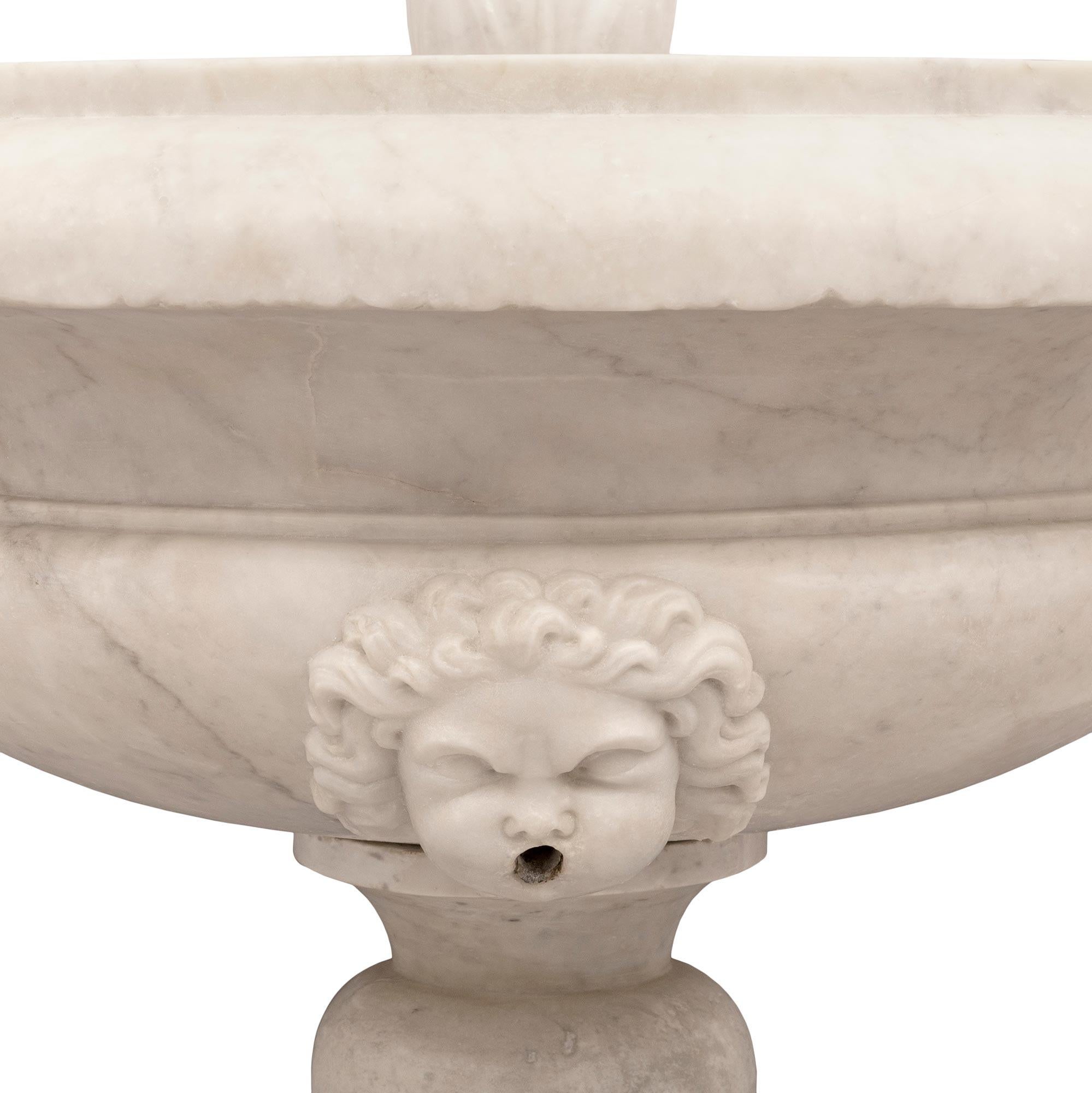 XVIIIe siècle et antérieur Fontaine italienne du début du 18e siècle en marbre blanc de Carrare et A Stone en vente