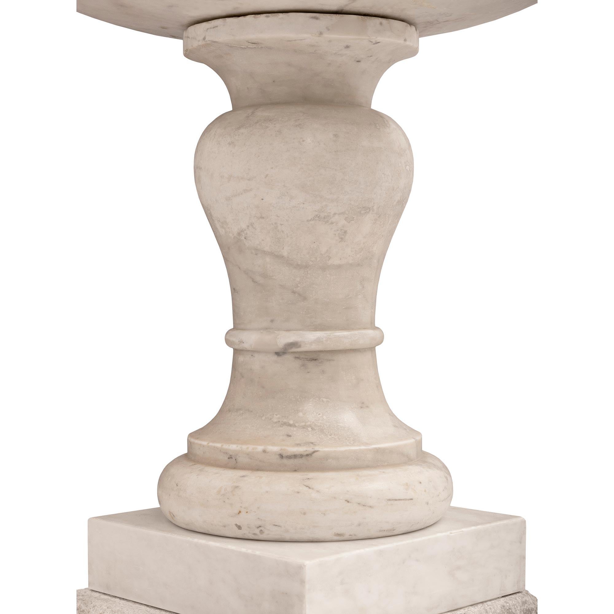 Fontaine italienne du début du 18e siècle en marbre blanc de Carrare et A Stone en vente 1
