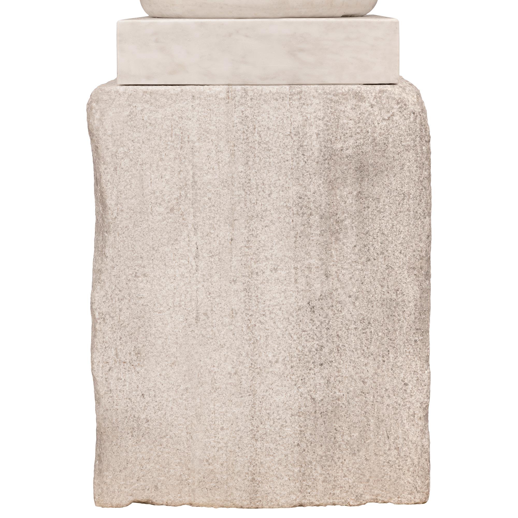 Fontaine italienne du début du 18e siècle en marbre blanc de Carrare et A Stone en vente 2