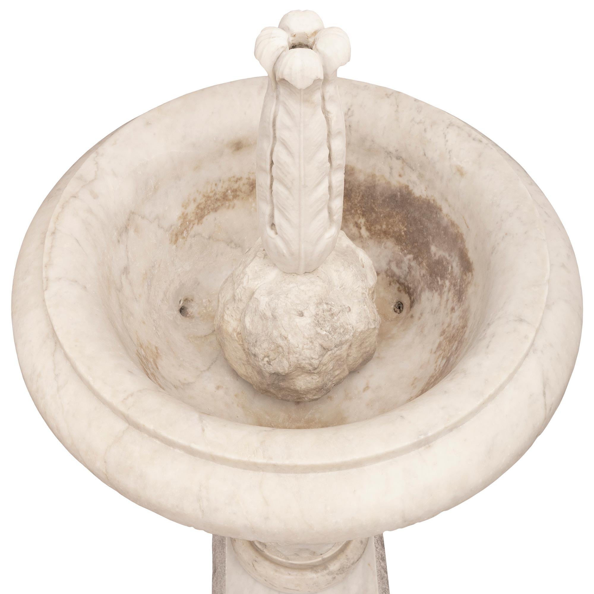 Fontaine italienne du début du 18e siècle en marbre blanc de Carrare et A Stone en vente 3