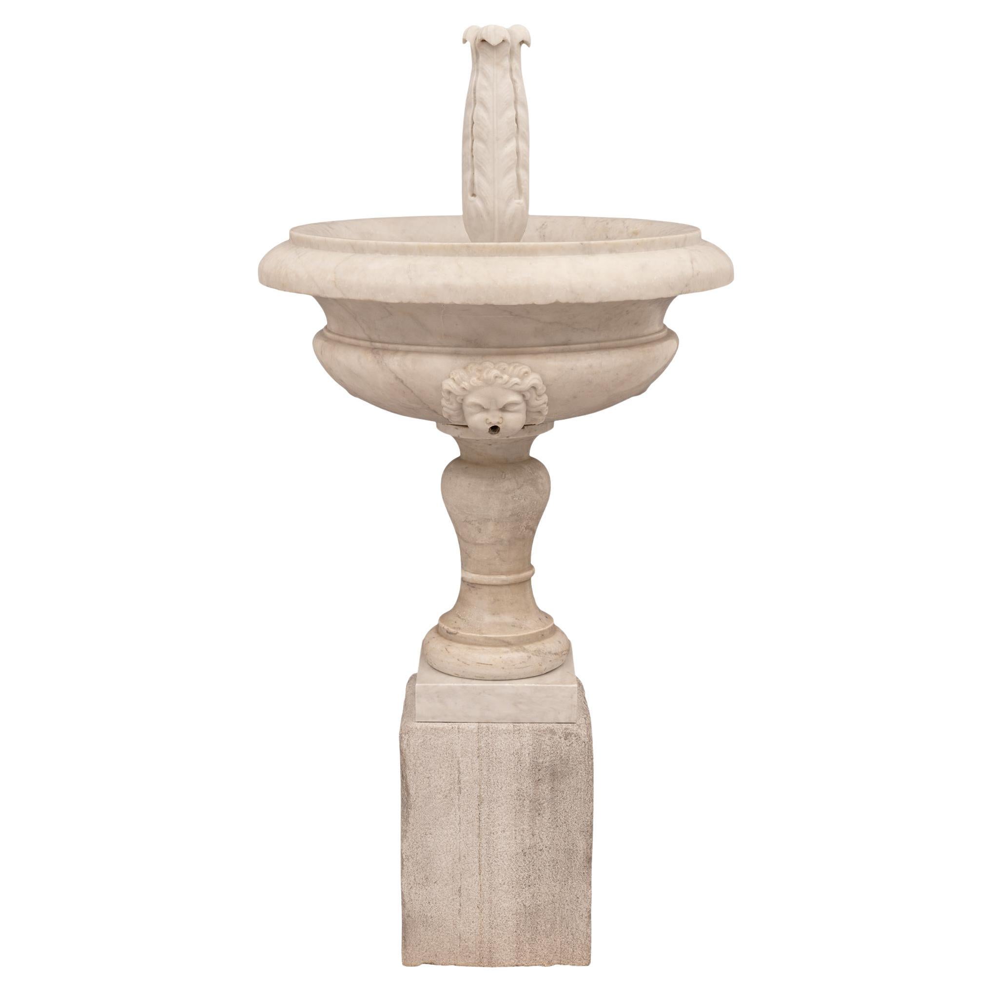Italienischer Brunnen aus weißem Carrara-Marmor und Stein aus dem frühen 18. Jahrhundert