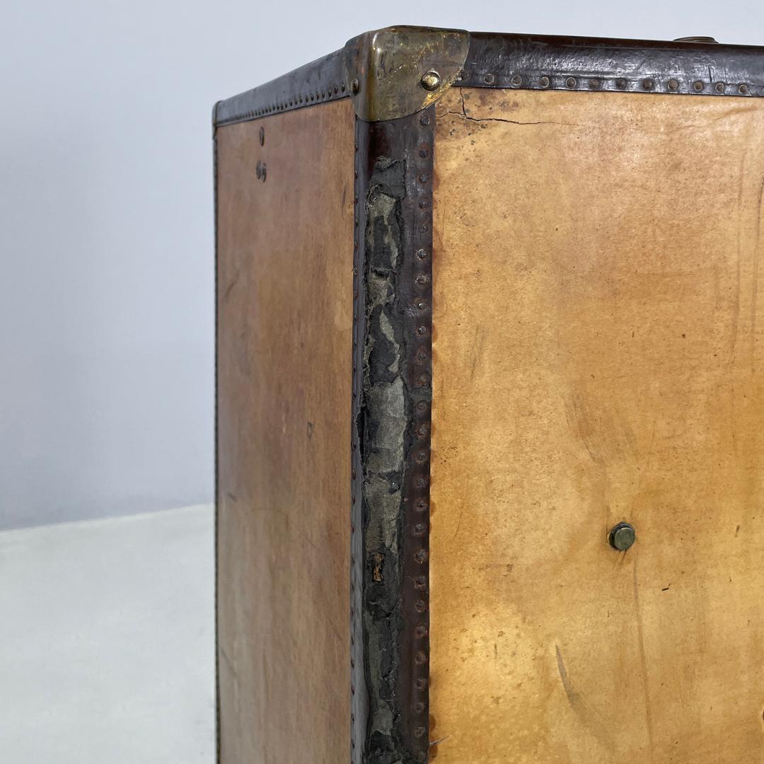 Italian early 1900s brown leather cardboard travel trunk with key, early 1900s For Sale 13