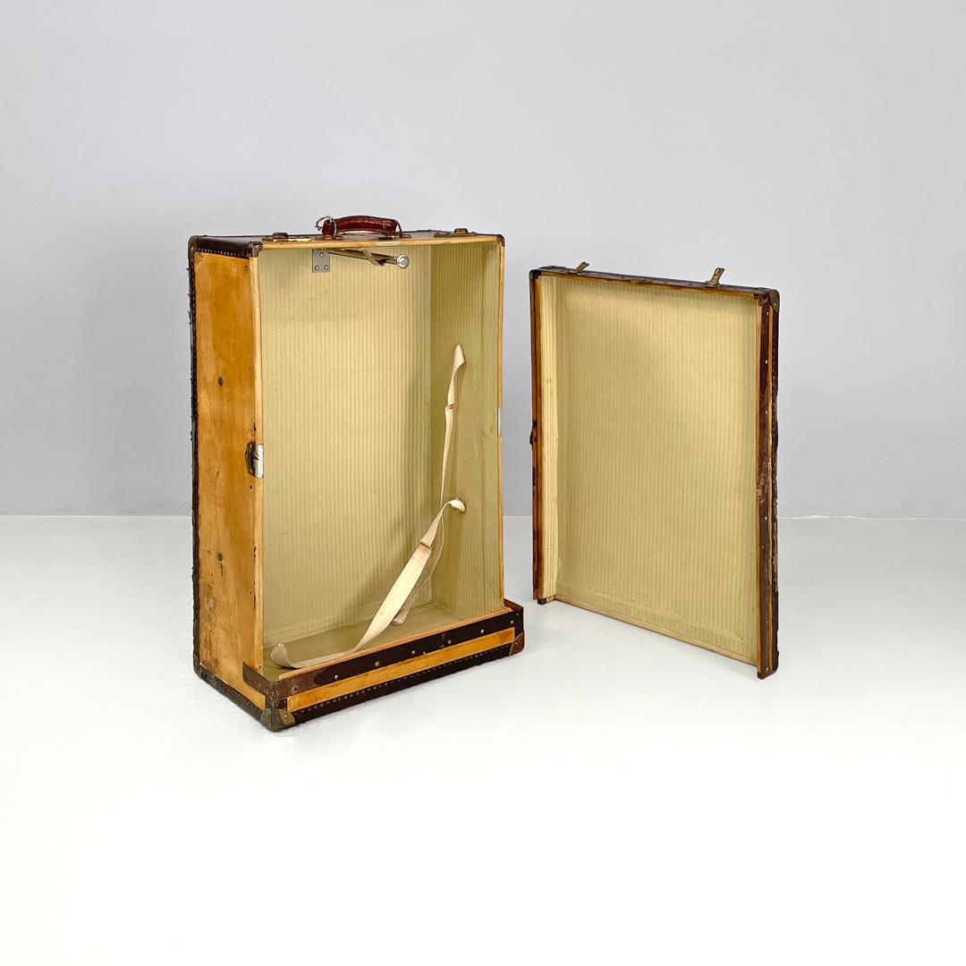 Italian early 1900s brown leather cardboard travel trunk with key, early 1900s
Rectangular travel trunk in cardboard and brown leather. The interior is lined with beige paper, this trunk can be placed vertically and used as a coat hanger thanks to a
