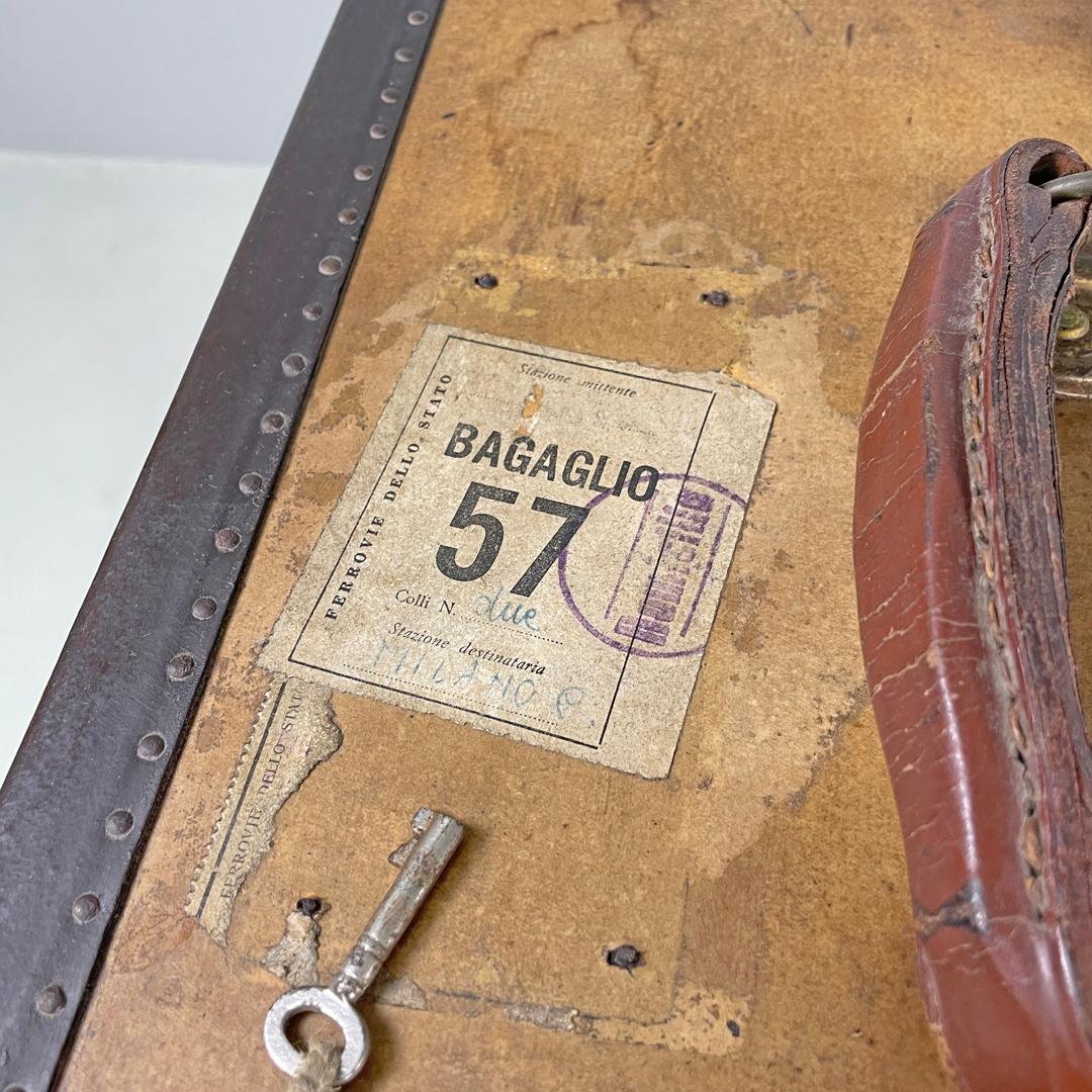 Italian early 1900s brown leather cardboard travel trunk with key, early 1900s For Sale 15