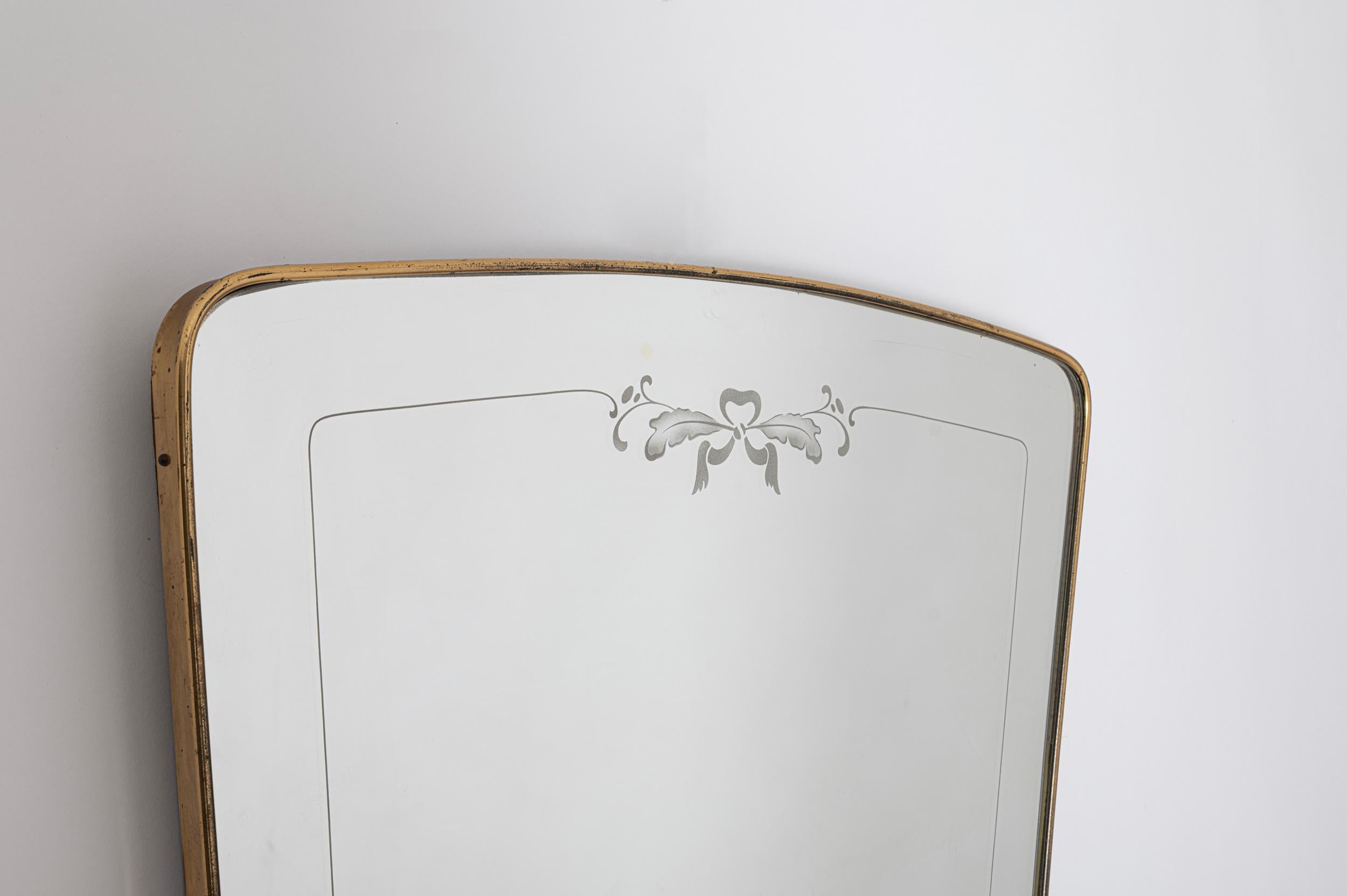 Italian early 1950s brass frame wall mirror with etching In Good Condition For Sale In London, GB