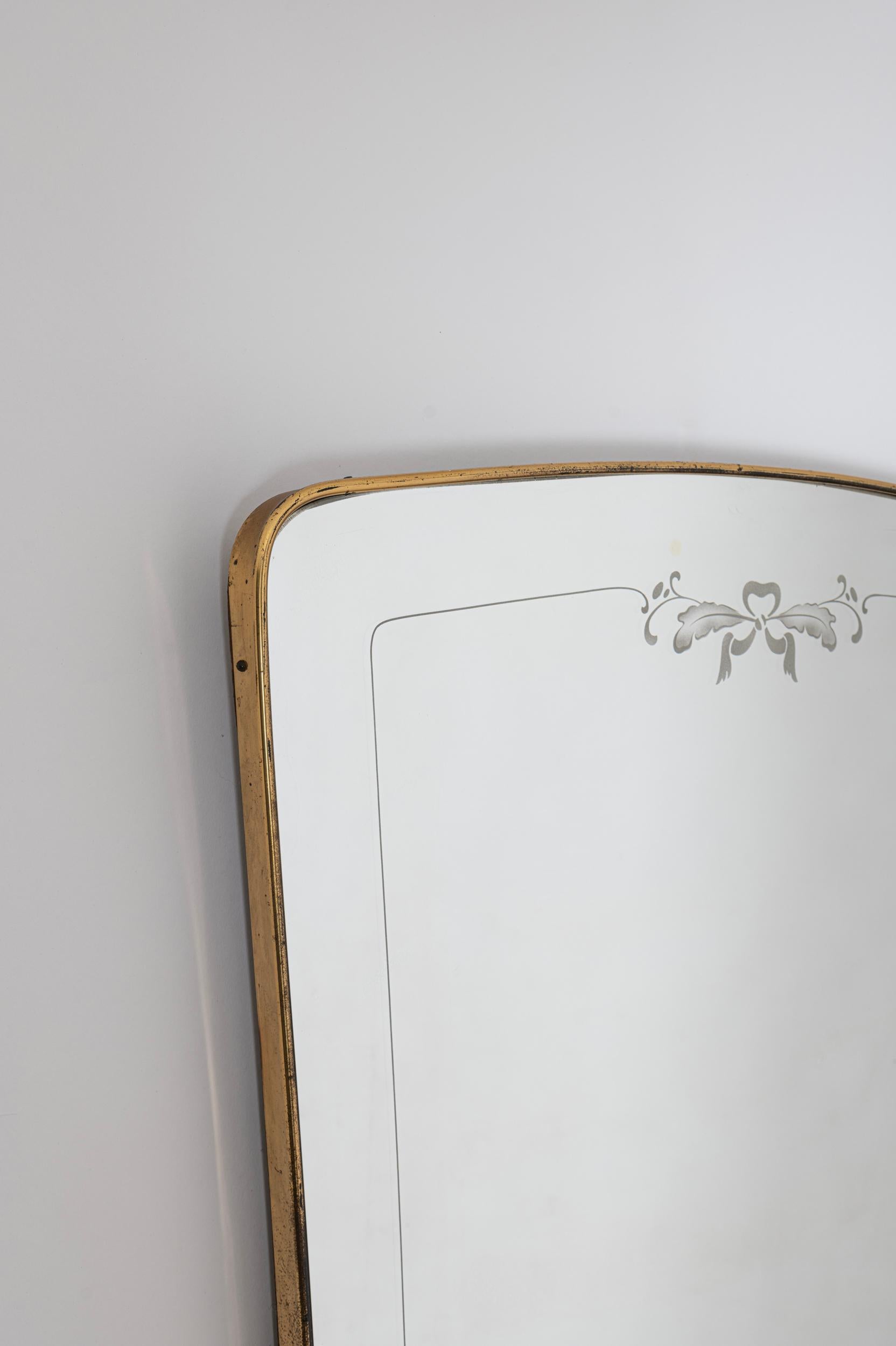 Brass Italian early 1950s brass frame wall mirror with etching For Sale