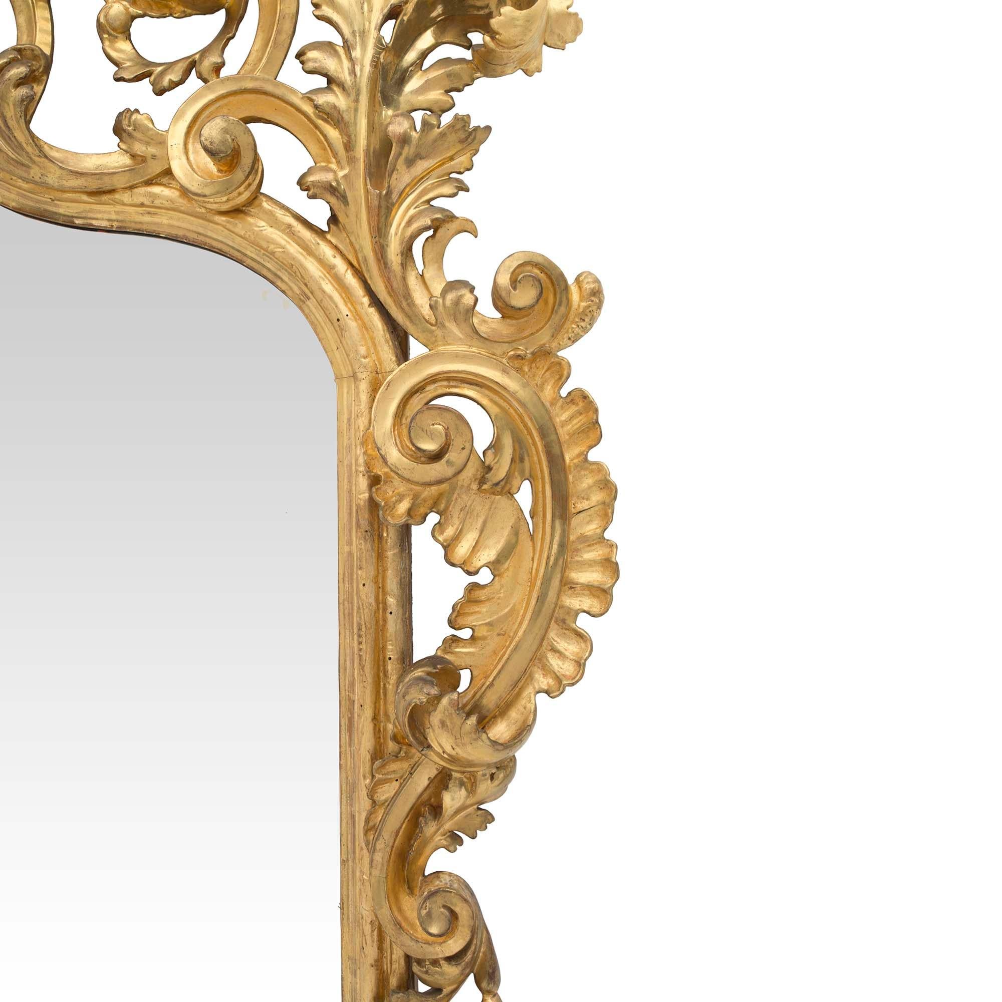 Miroir italien baroque en bois doré du début du XIXe siècle en vente 1