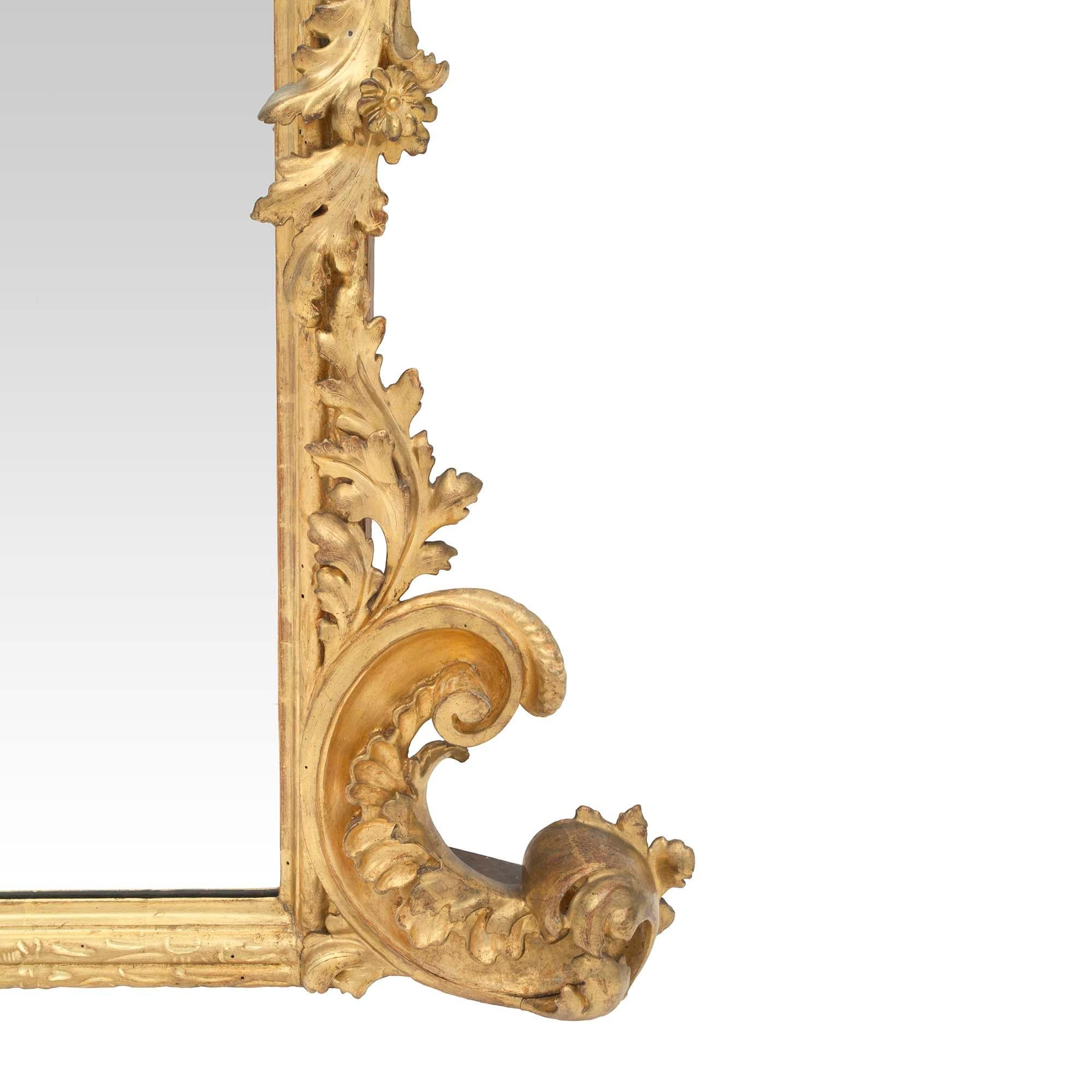 Miroir italien baroque en bois doré du début du XIXe siècle en vente 2