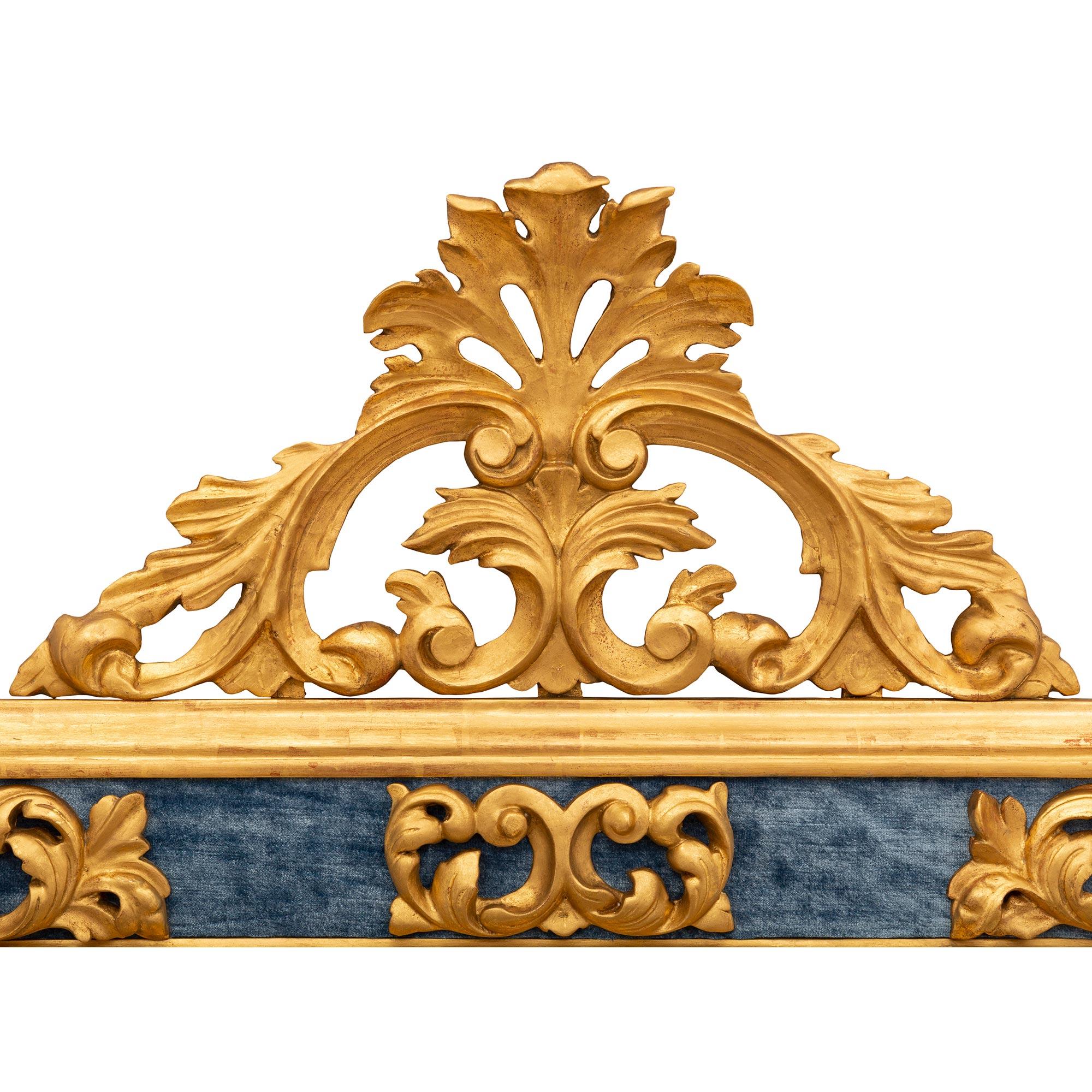Italian Early 19th Century Baroque St. Giltwood and Blue Velvet Mirror In Good Condition For Sale In West Palm Beach, FL
