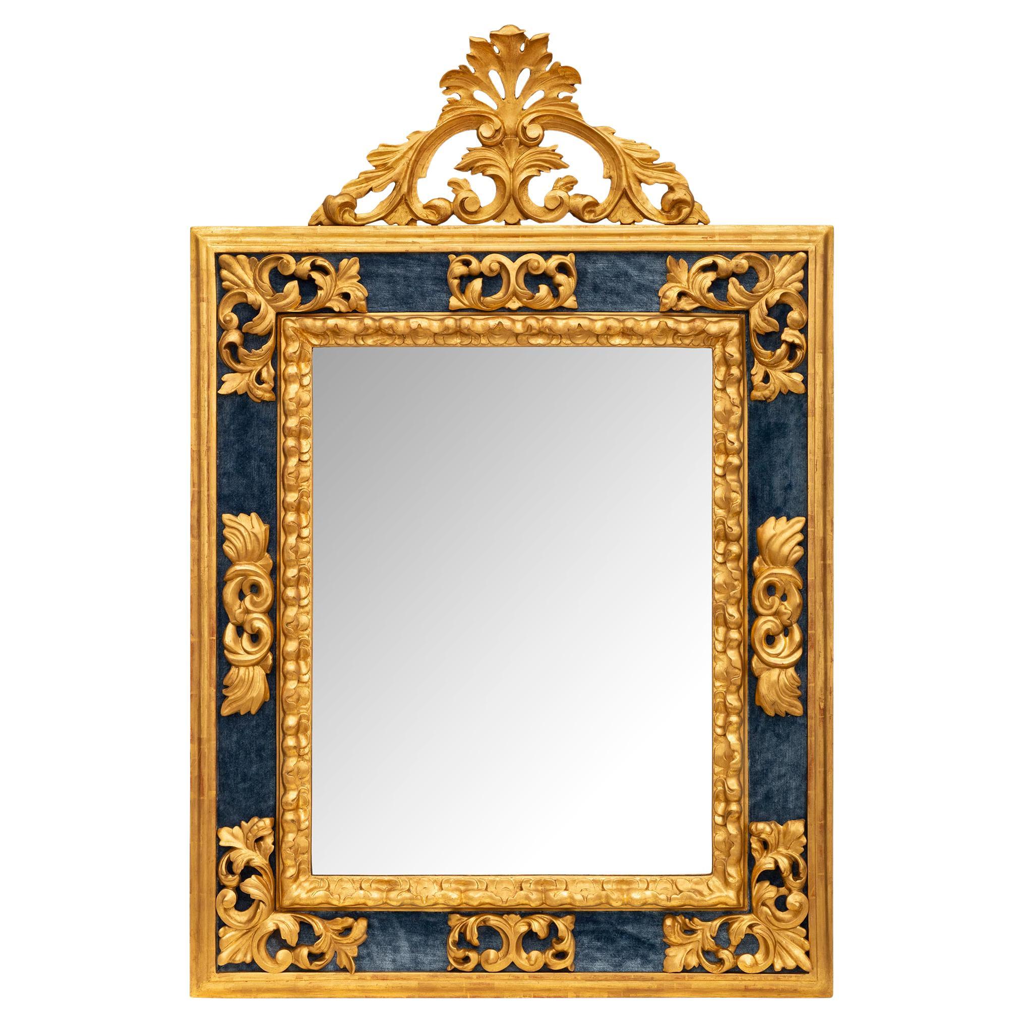 Miroir baroque italien du dbut du XIXe sicle en bois dor et velours bleu