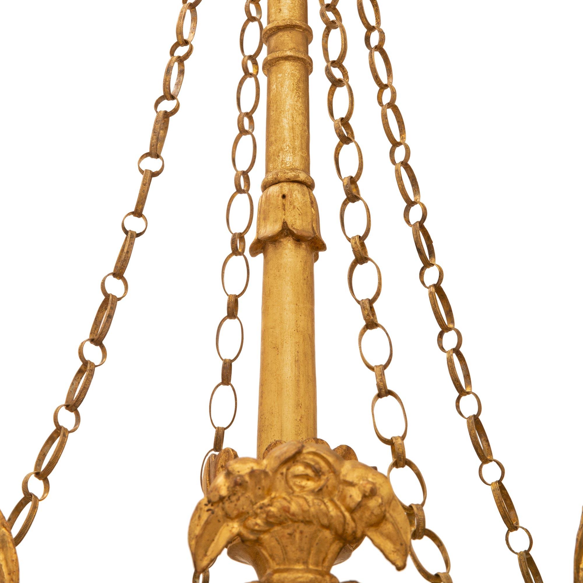 Italienischer Barockkronleuchter aus St. Giltwood und vergoldetem Metall aus dem frühen 19. (19. Jahrhundert) im Angebot