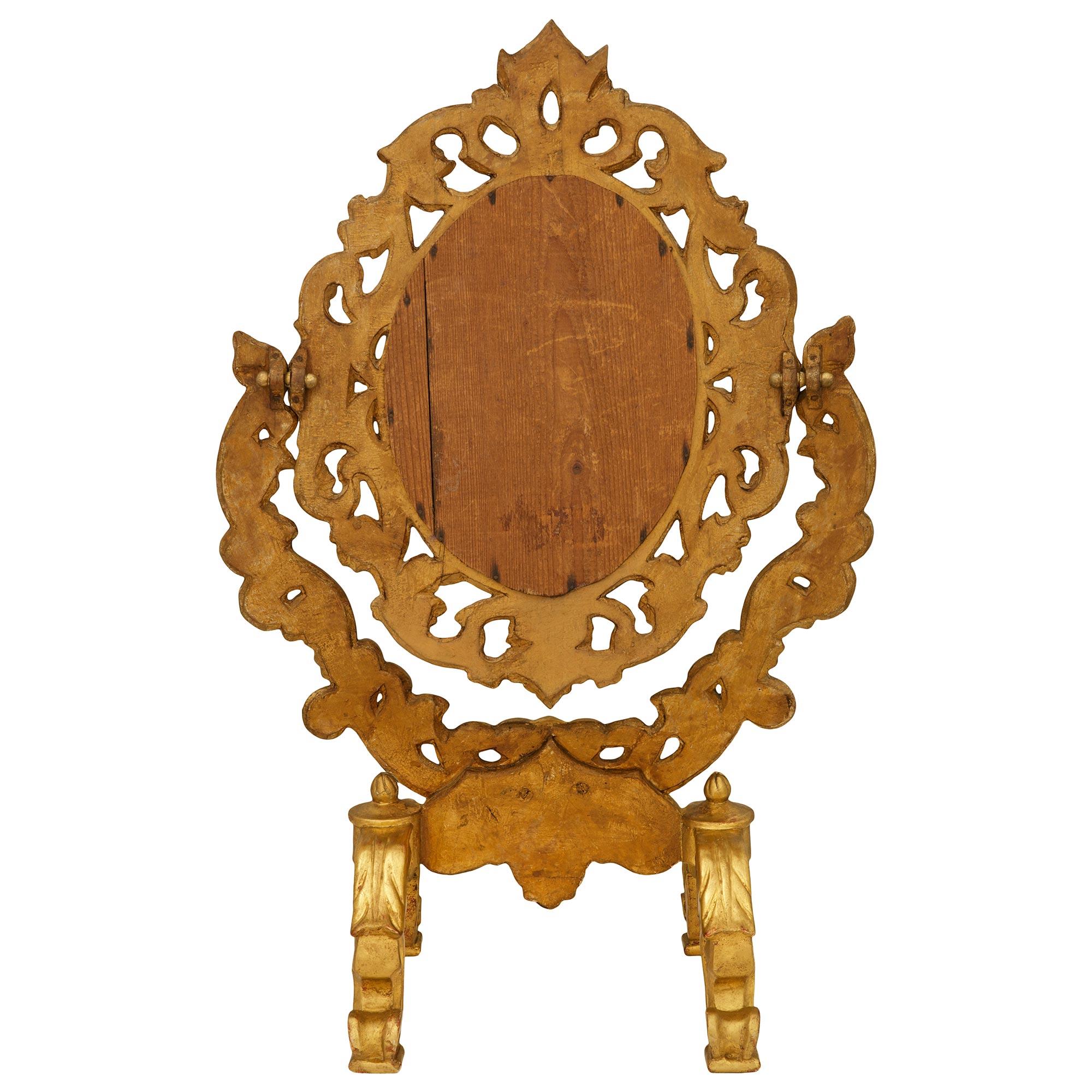 Miroir baroque italien du début du 19e siècle en bois doré en vente 2