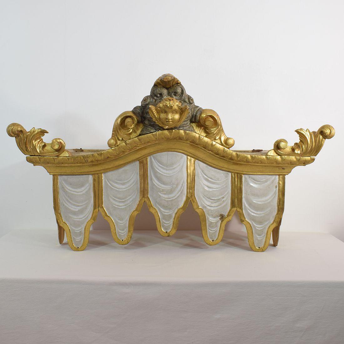 Beautiful and rare giltwood bed crown /canapé in Baroque style.
Unique piece.
Italy, circa 1800-1840. Weathered small losses and old repairs.


 