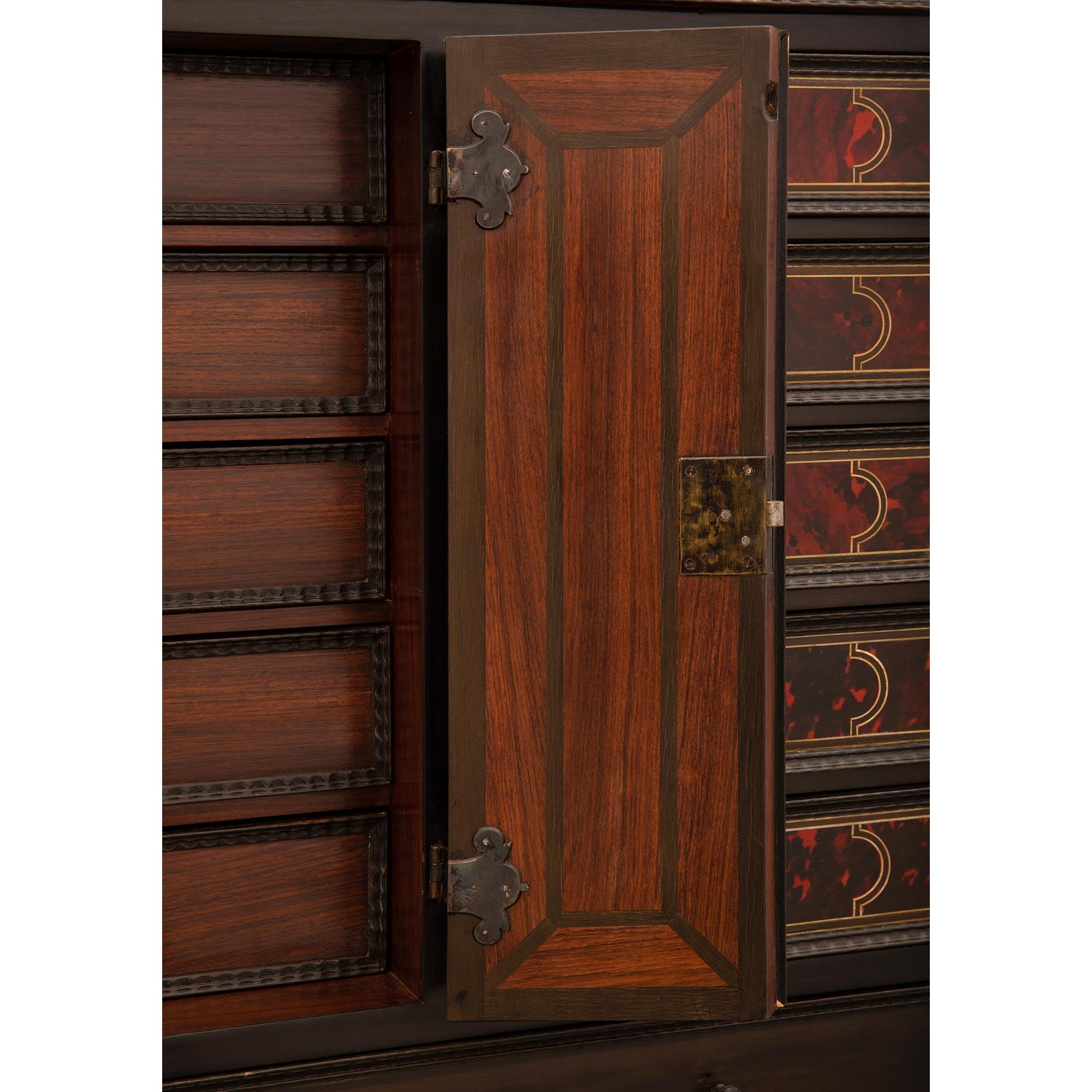 Vitrina italiana de ébano, carey y hueso de principios del siglo XIX en venta 3