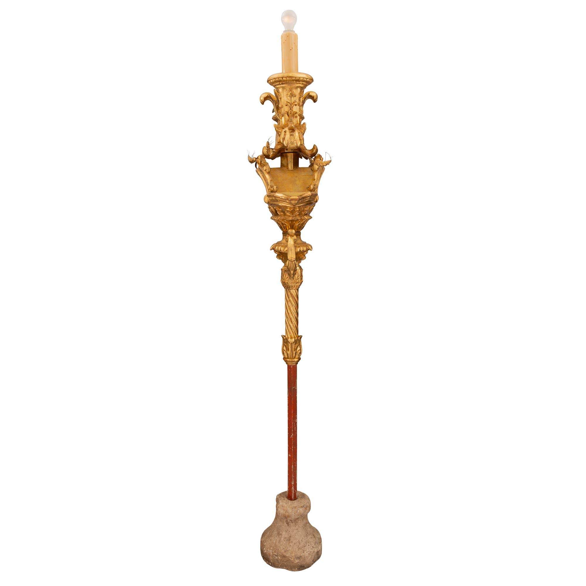 Lampadaire italien en bois doré du début du XIXe siècle en vente 1