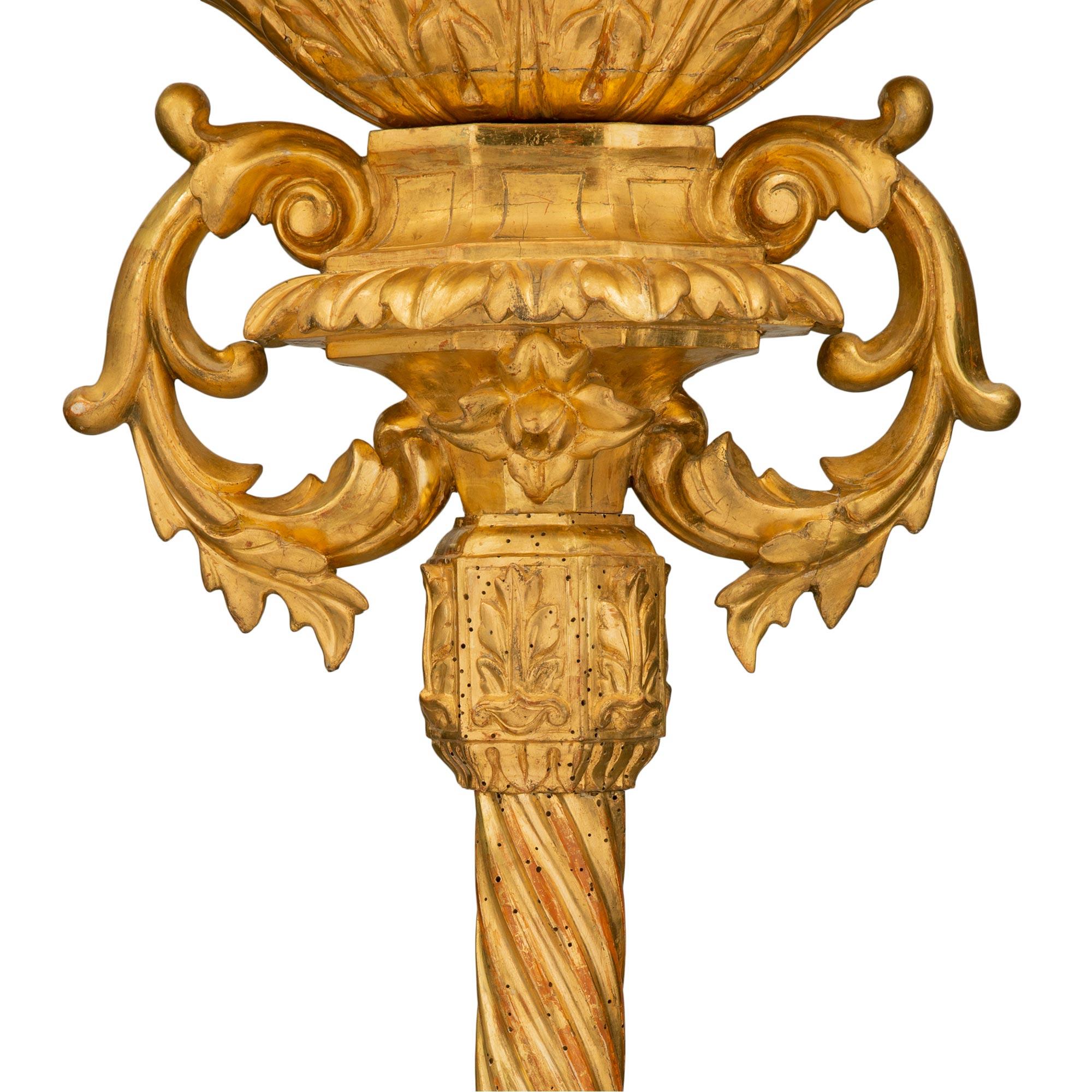 Lampadaire italien en bois doré du début du XIXe siècle en vente 3