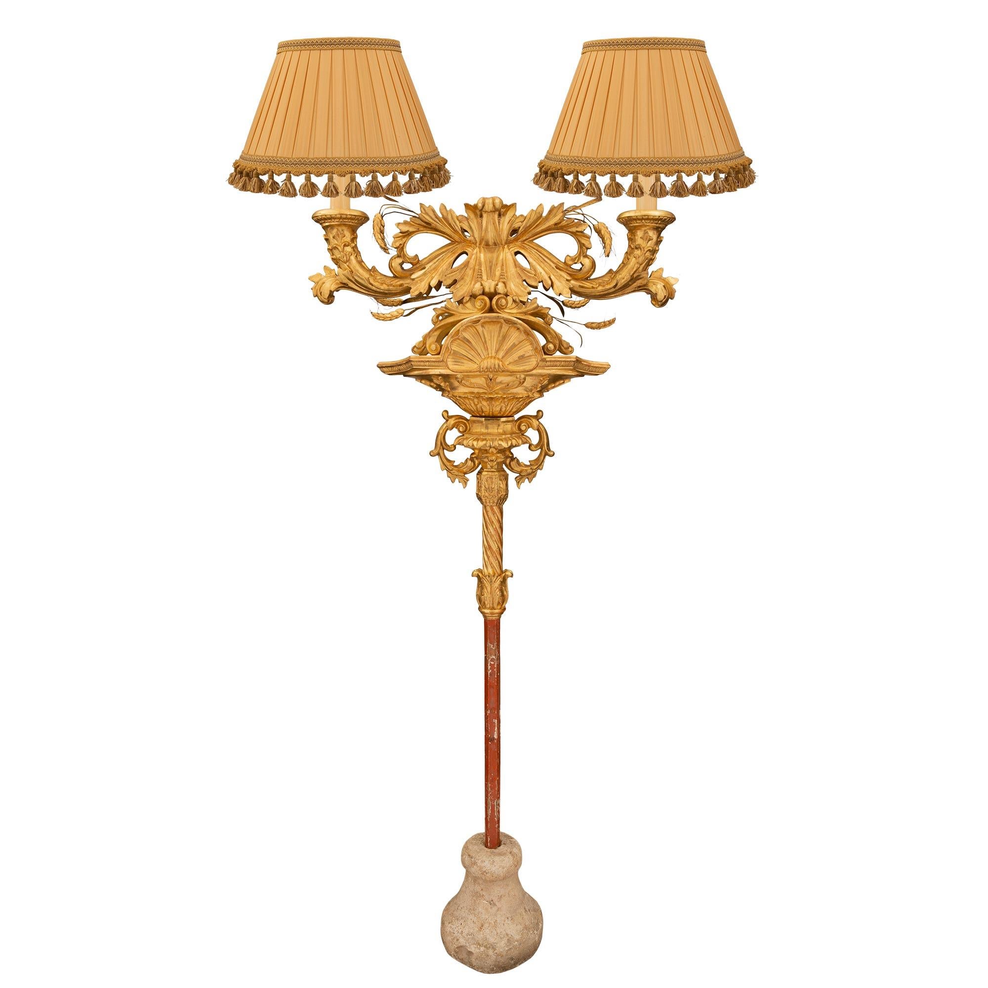 Lampadaire italien en bois doré du début du XIXe siècle en vente