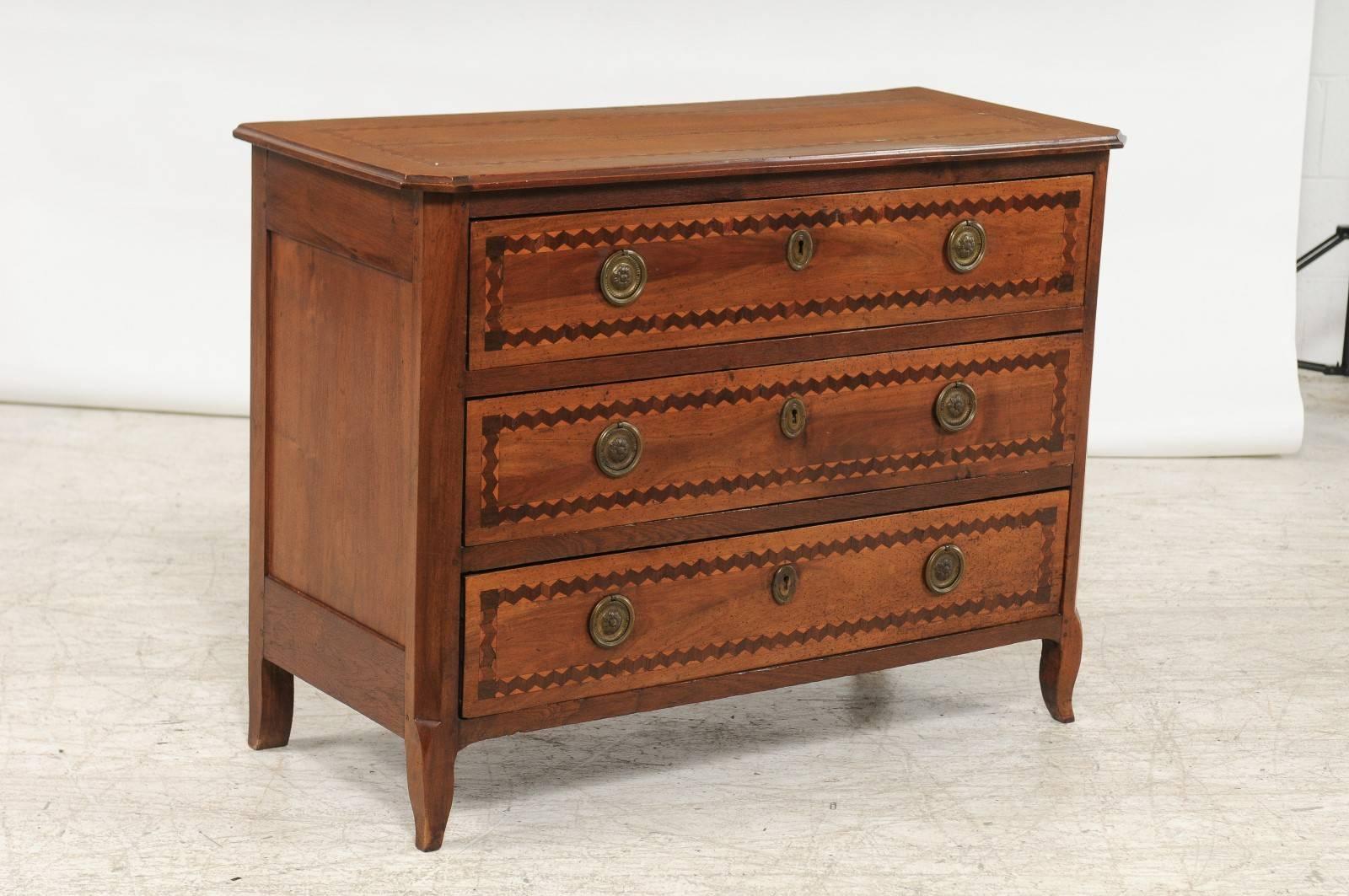 Italian Early 19th Century Inlaid Three-Drawer Commode with Zigzag Motifs In Good Condition In Atlanta, GA