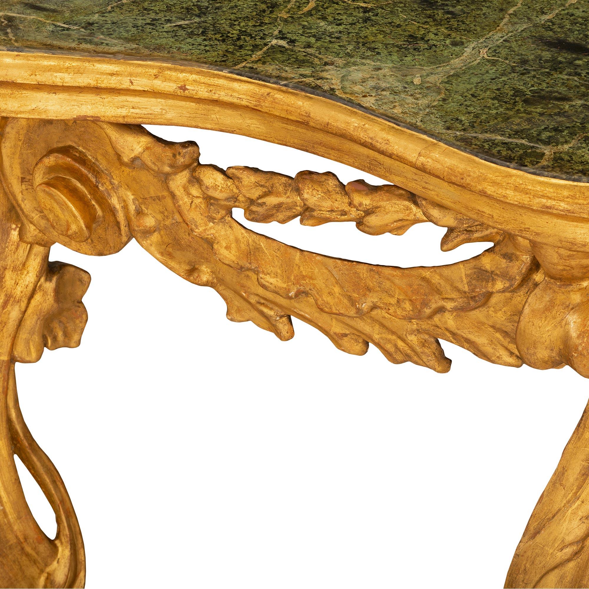 Bois doré Console italienne du début du 19e siècle en bois doré et faux marbre peint de style Louis XV en vente