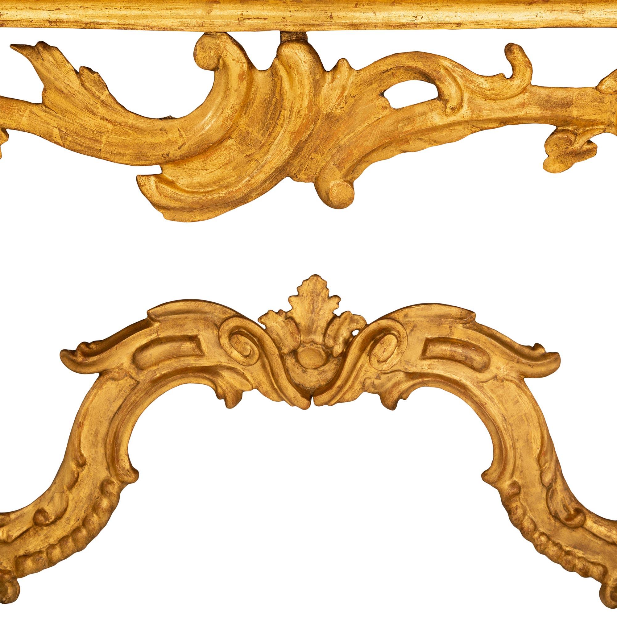 Console italienne du début du 19e siècle en bois doré et faux marbre peint de style Louis XV en vente 2
