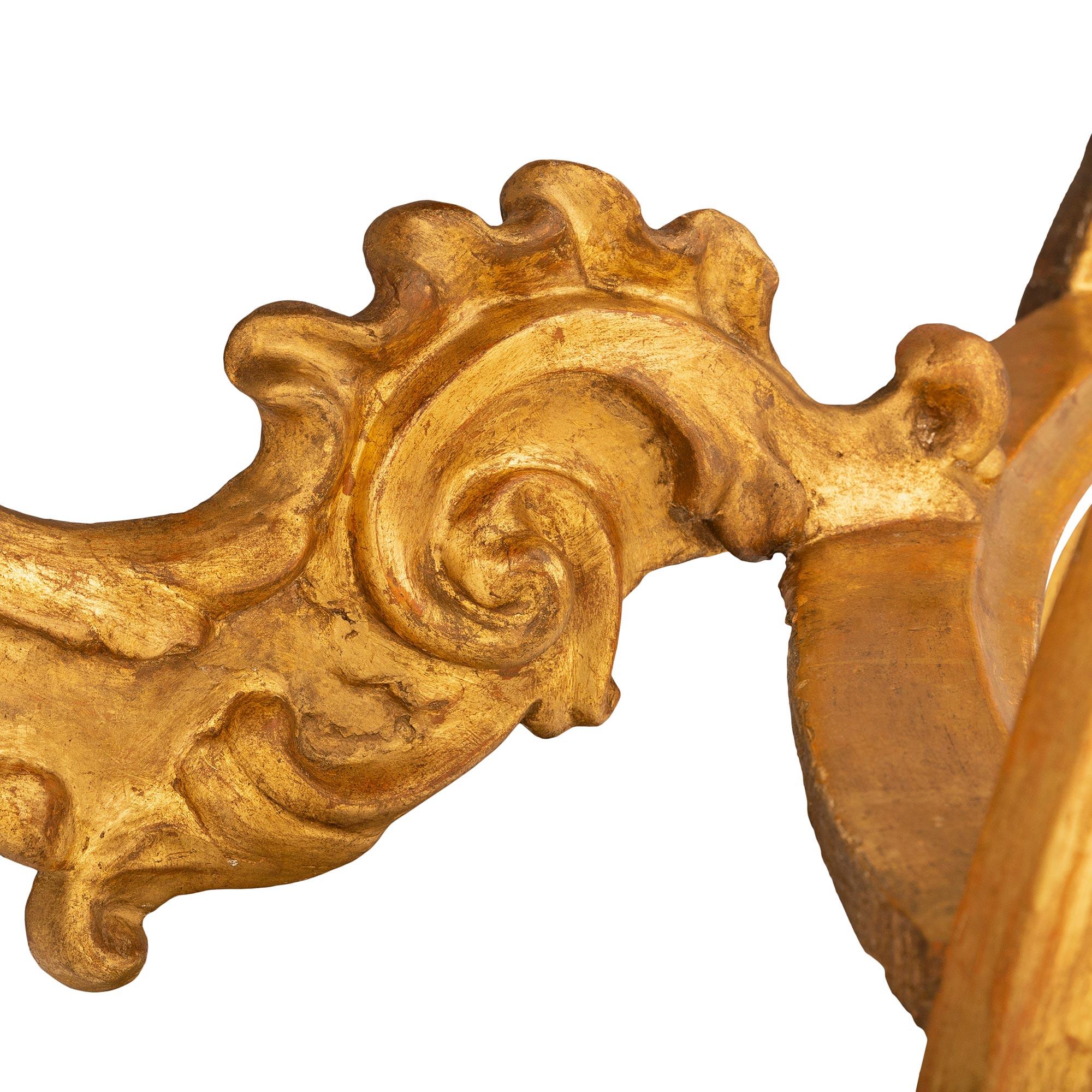 Console italienne du début du 19e siècle en bois doré et faux marbre peint de style Louis XV en vente 4