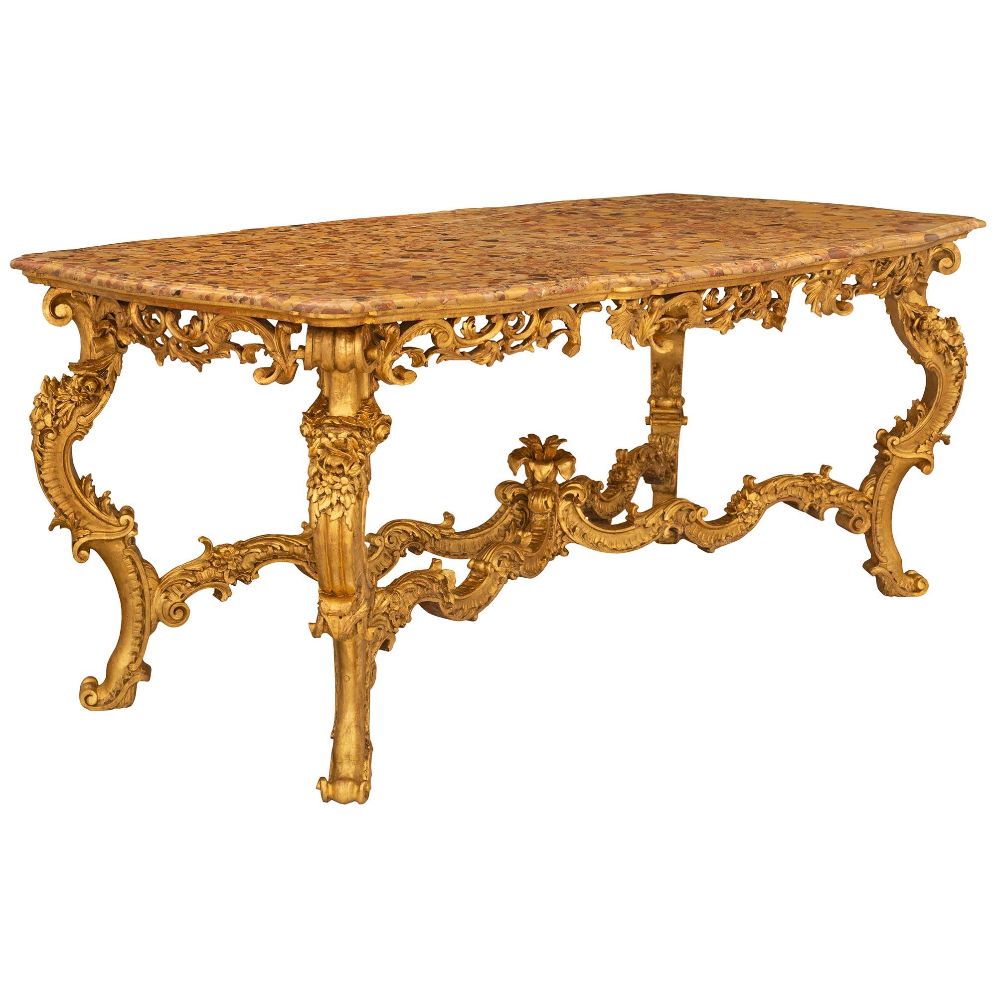 Italienisch Anfang 19. Jahrhundert Louis XV St. Giltwood und Marmor Center Table (Louis XV.) im Angebot