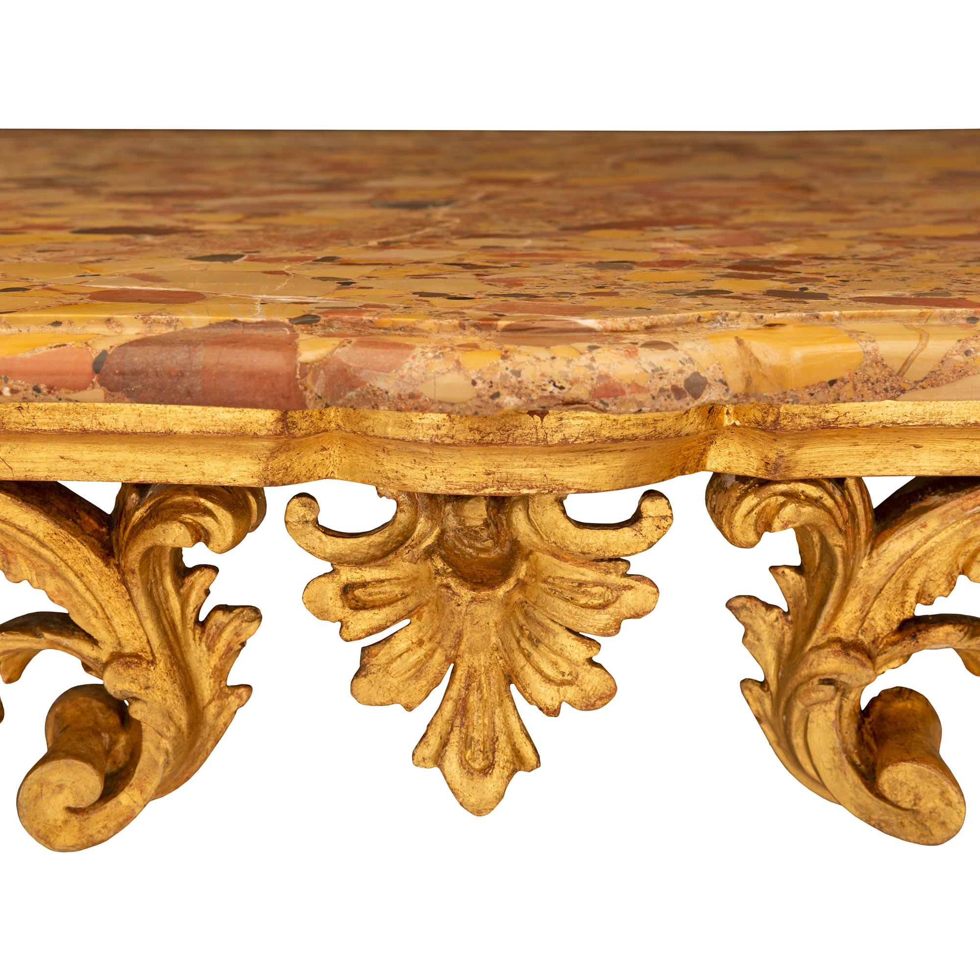 Italienisch Anfang 19. Jahrhundert Louis XV St. Giltwood und Marmor Center Table im Angebot 2