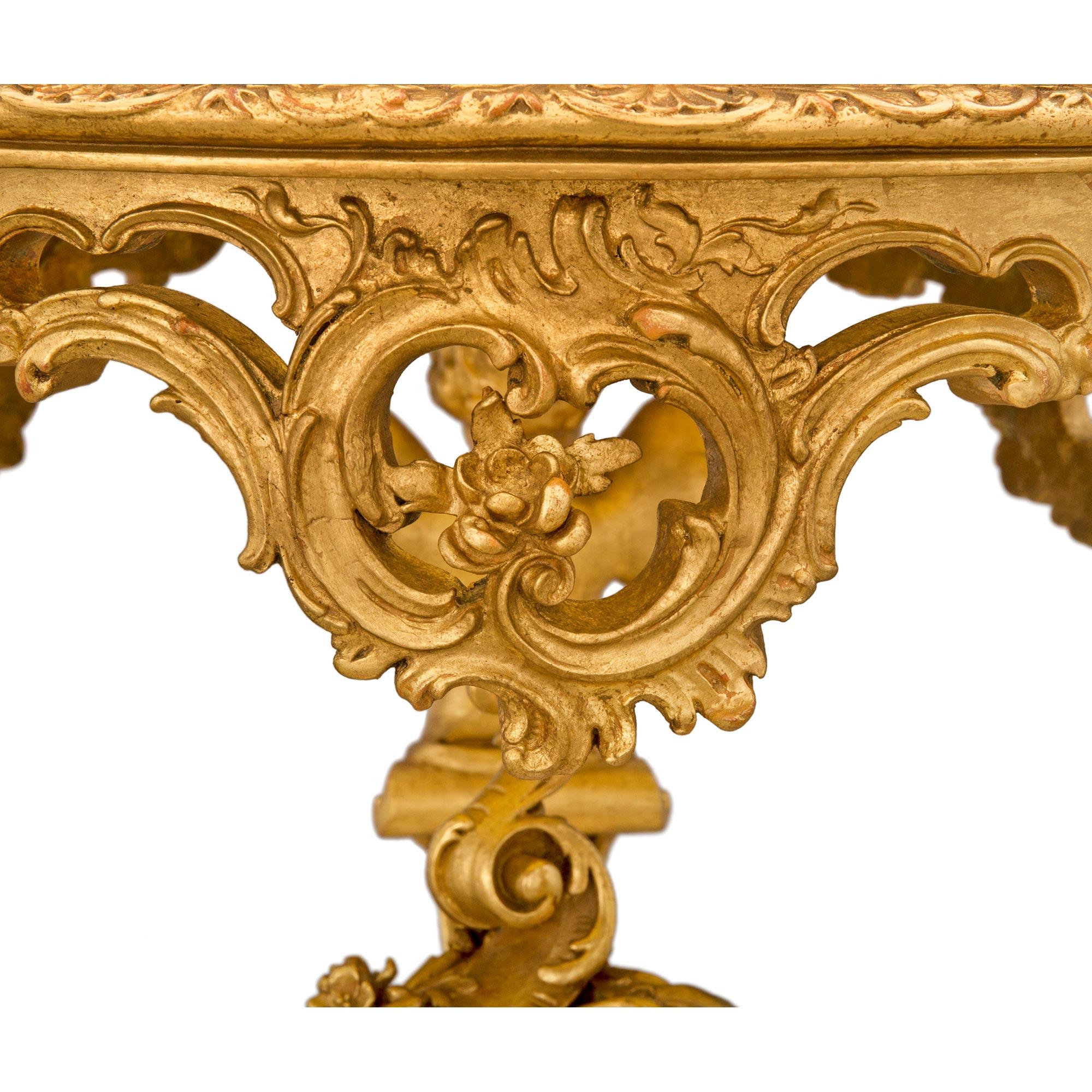 Table d'appoint italienne du début du 19e siècle en bois doré et onyx de style Louis XV en vente 1